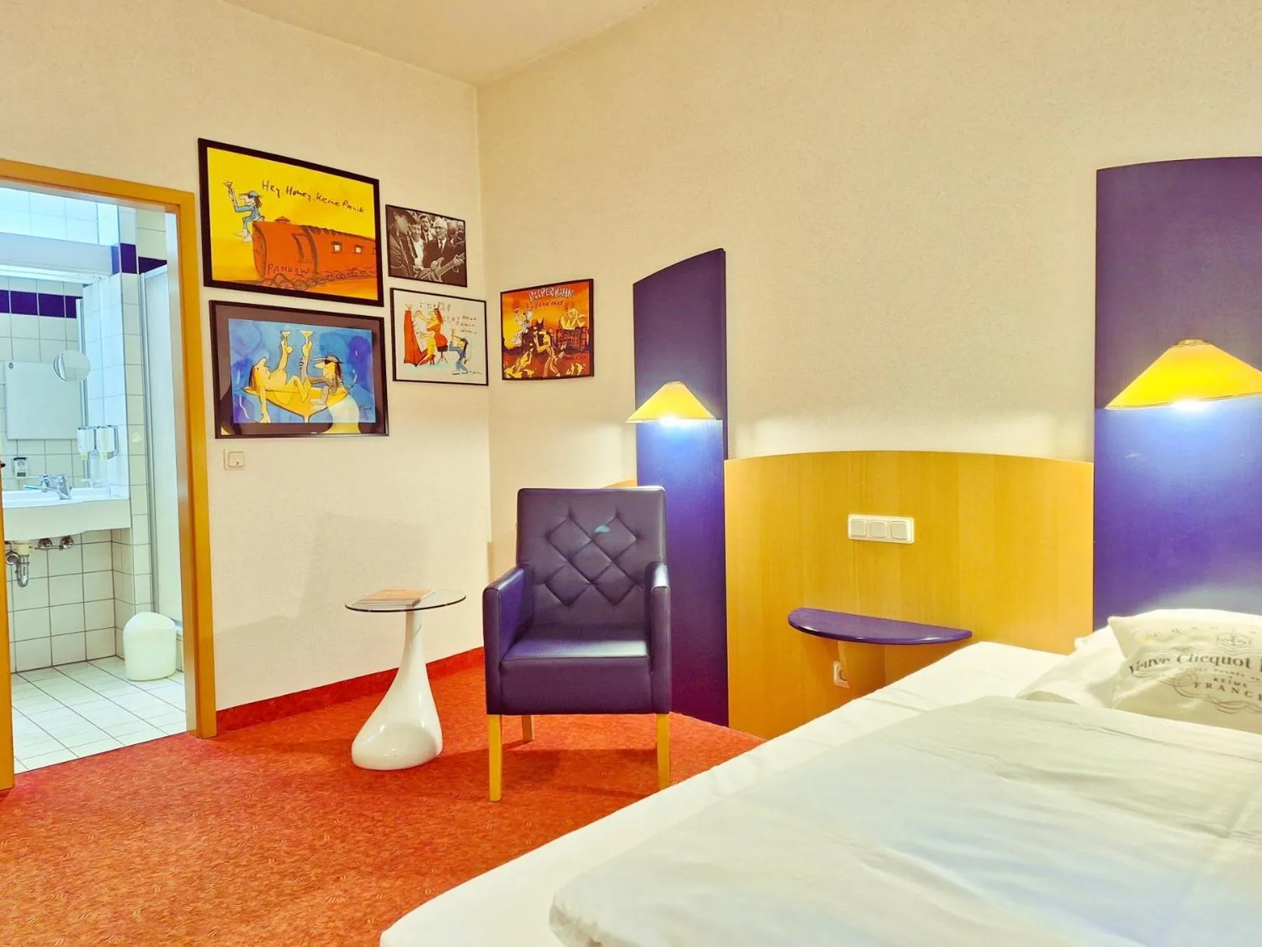 Photo of the whole room, Bed in Retro - Art - Hotel Lünen