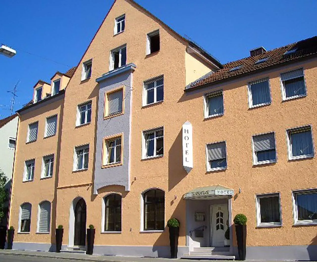 Facade/entrance in Hotel Augsburg Goldener Falke