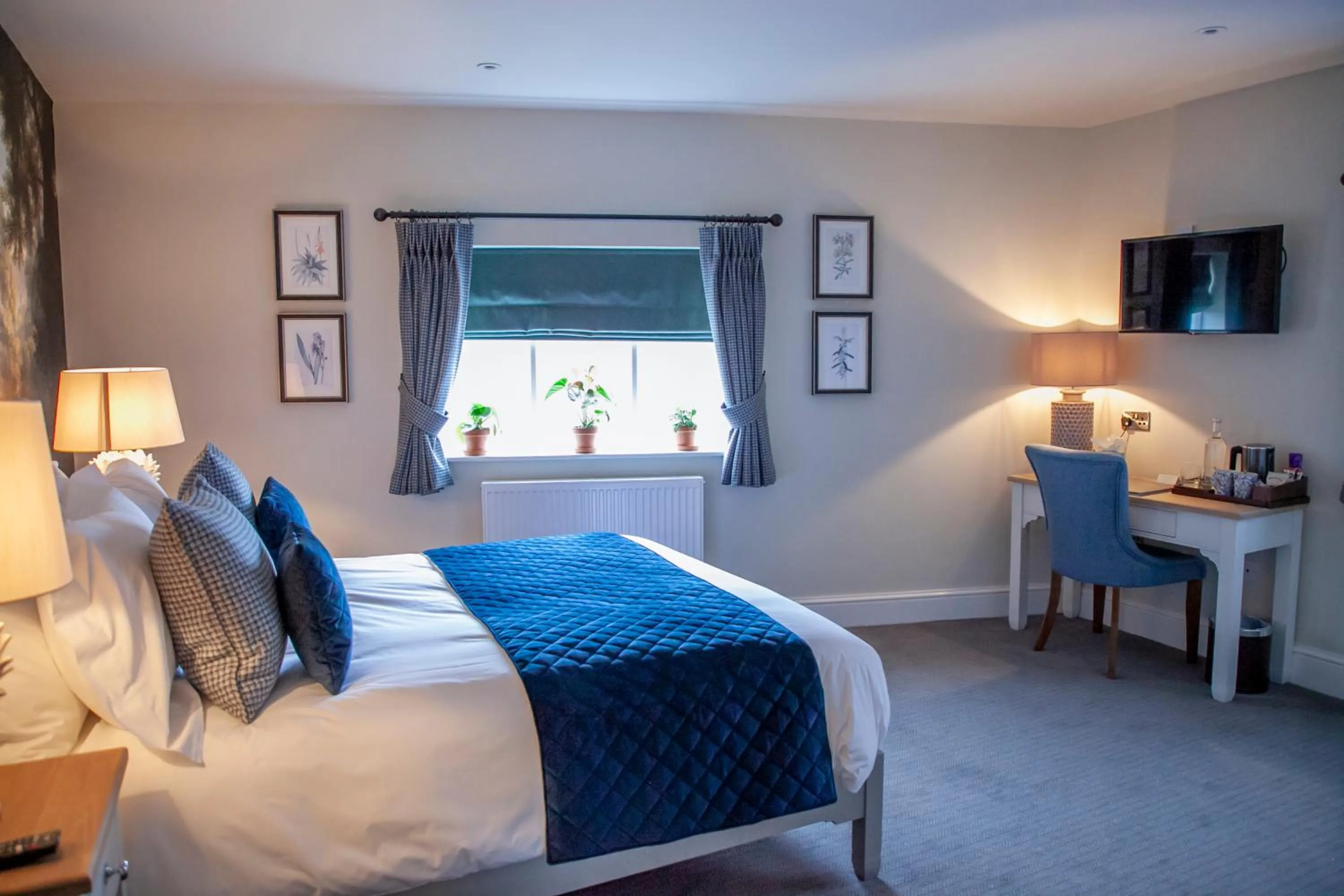 Photo of the whole room, Bed in The Bell - Brunning and Price