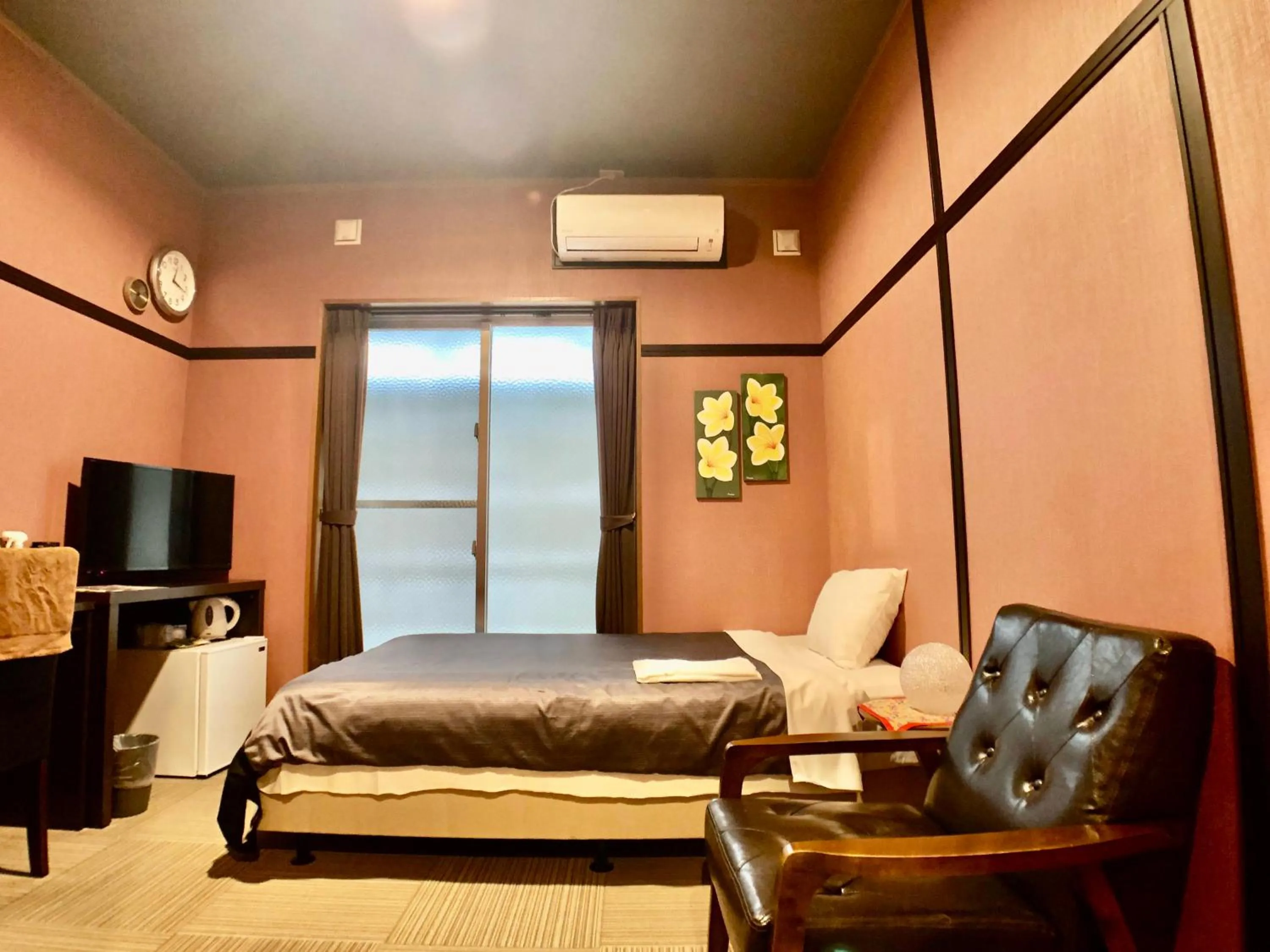 Photo of the whole room in Time Rich