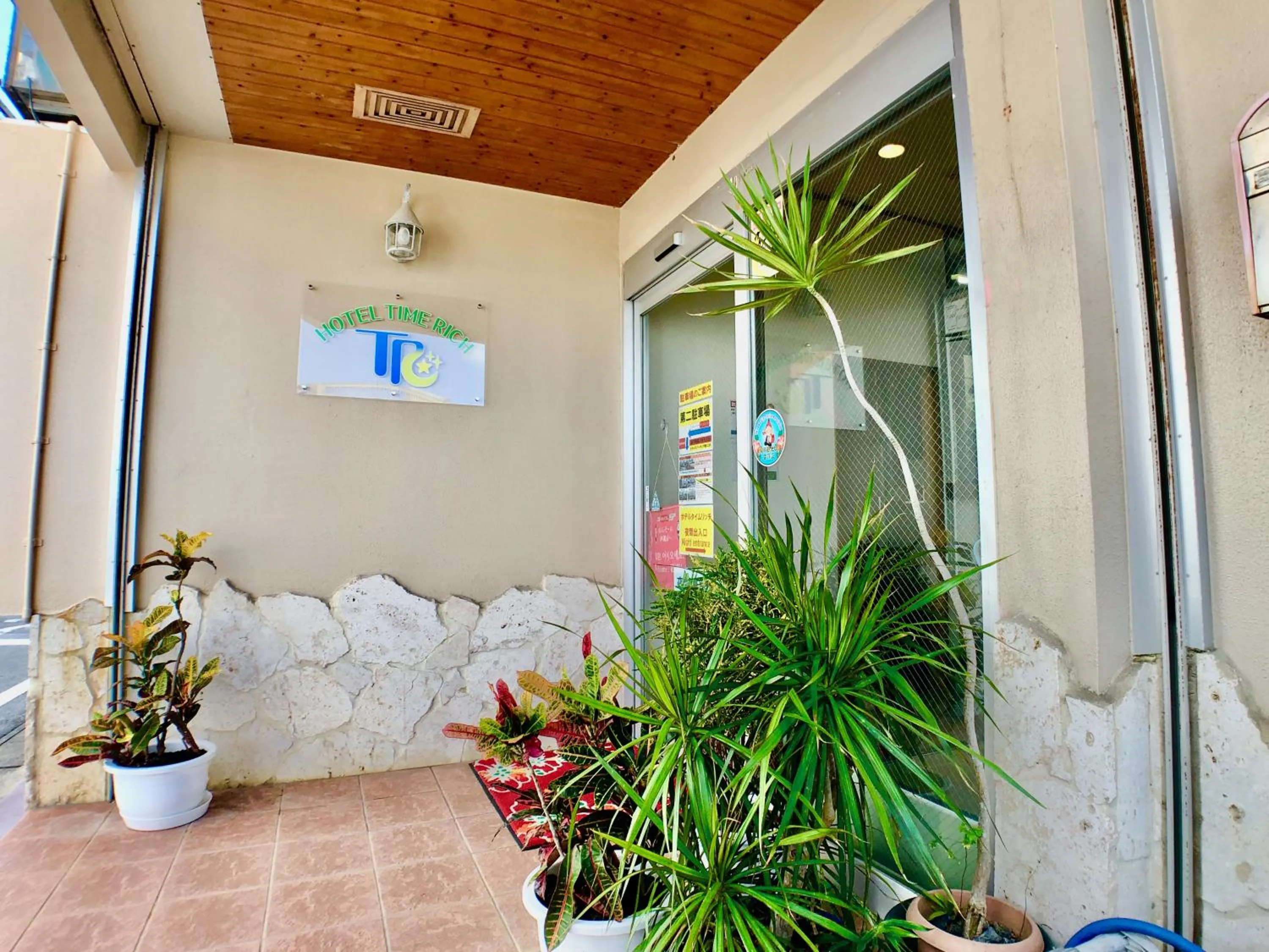 Facade/entrance in Time Rich