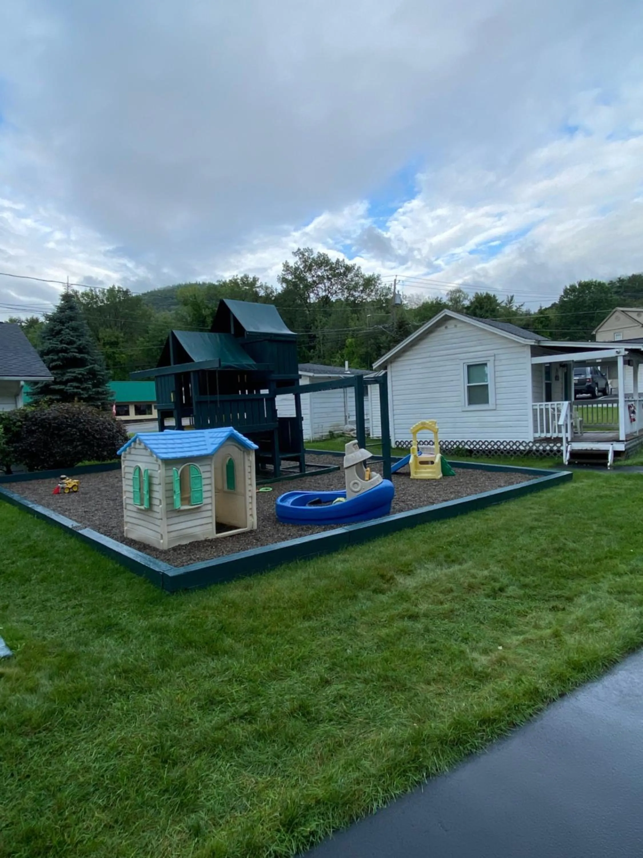 Brookside Motel & Cabins