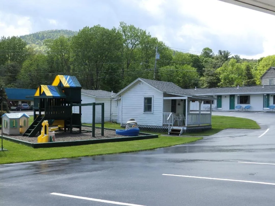 Brookside Motel & Cabins