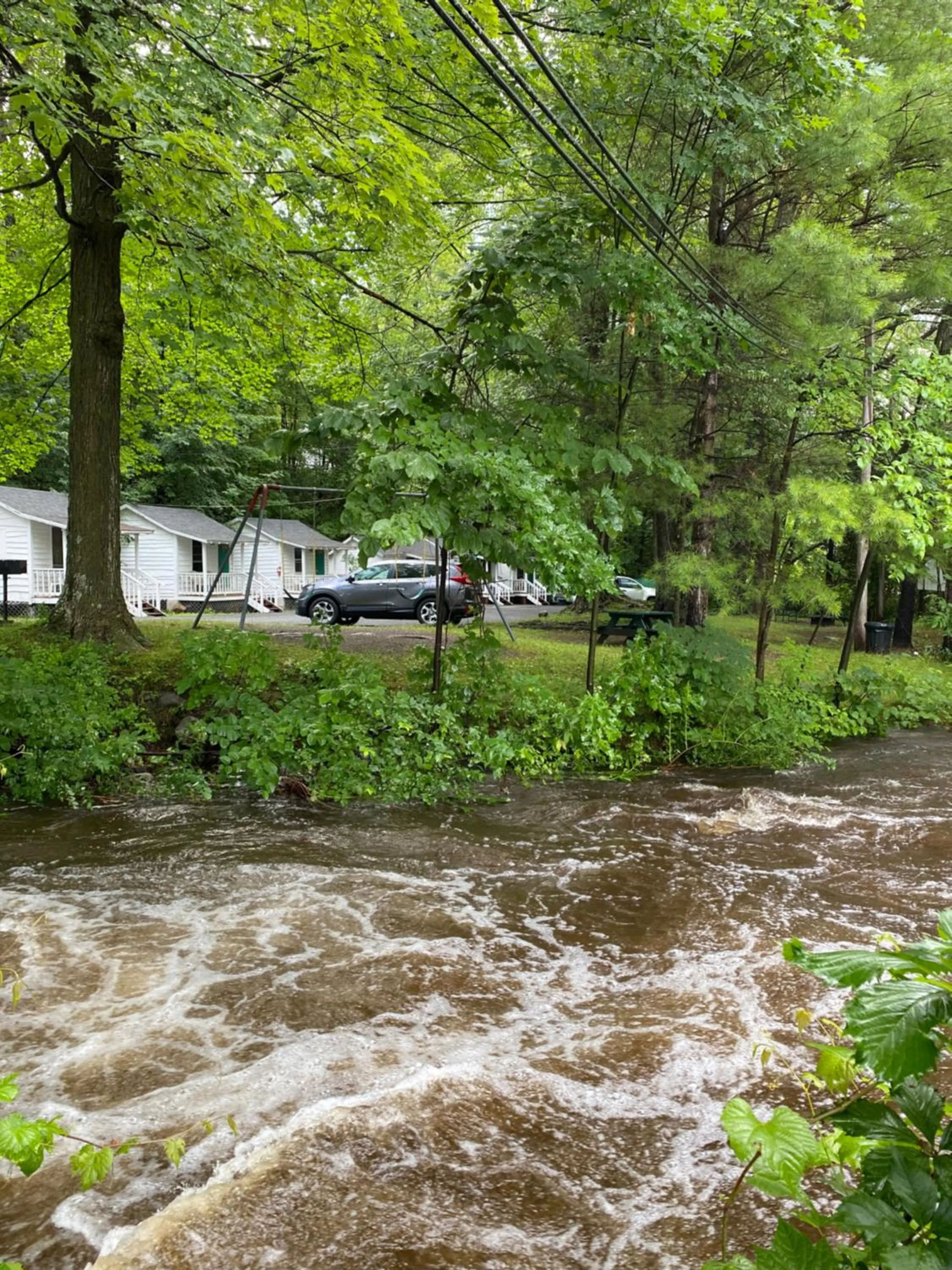 Brookside Motel & Cabins