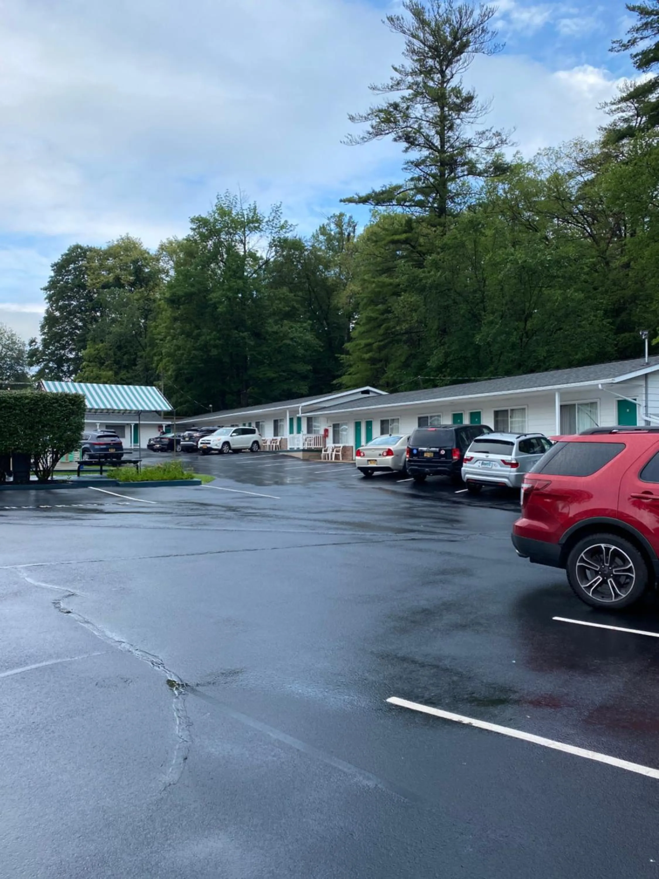 Brookside Motel & Cabins
