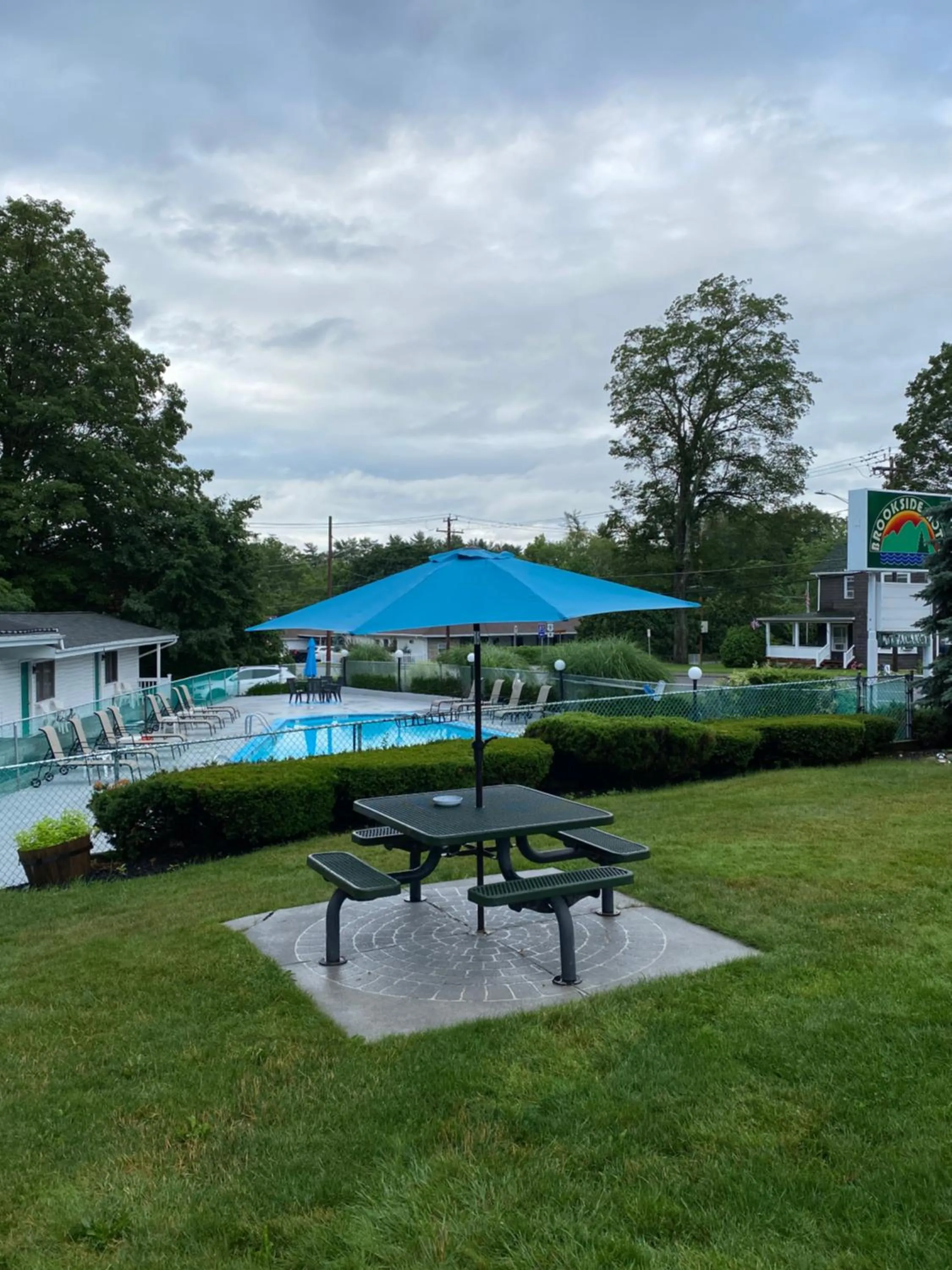 Brookside Motel & Cabins