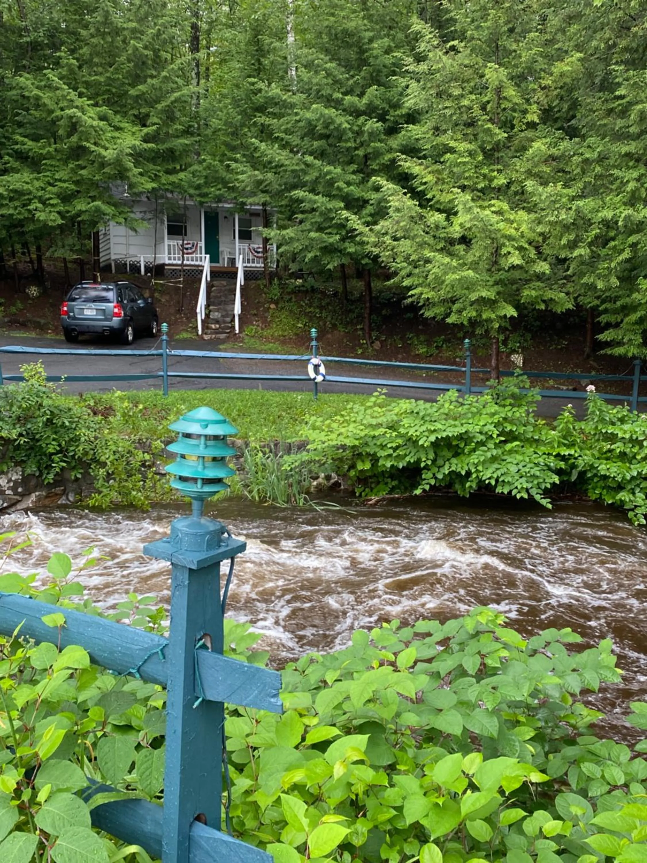 Brookside Motel & Cabins
