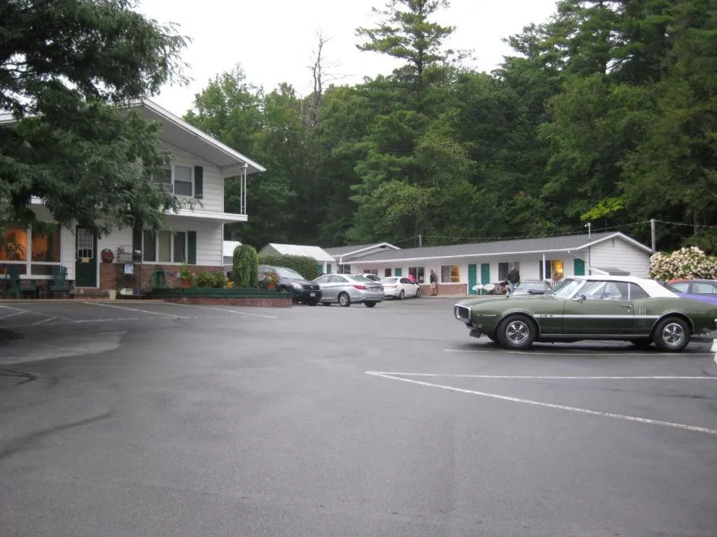 Property building in Brookside Motel & Cabins