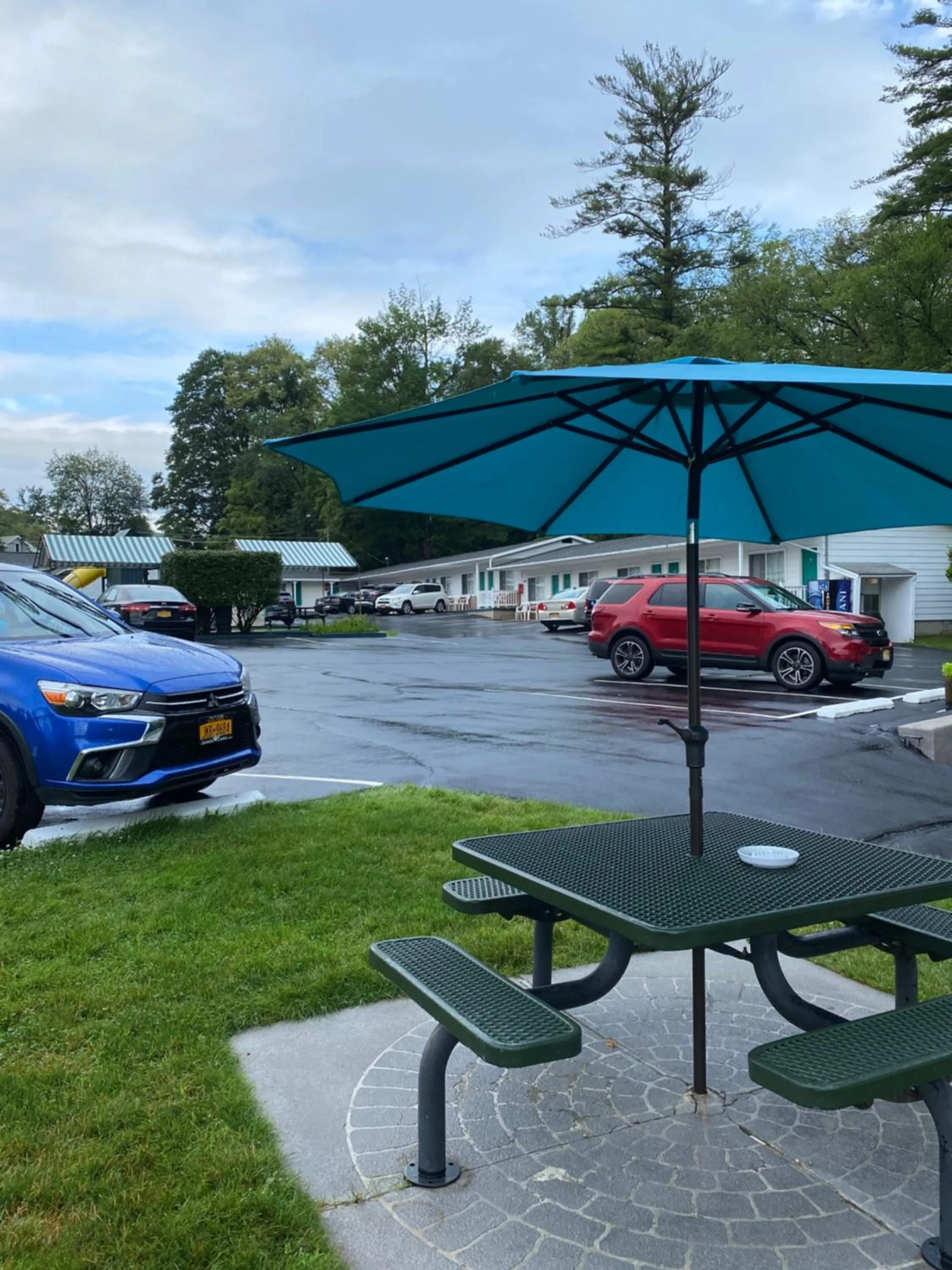 Brookside Motel & Cabins