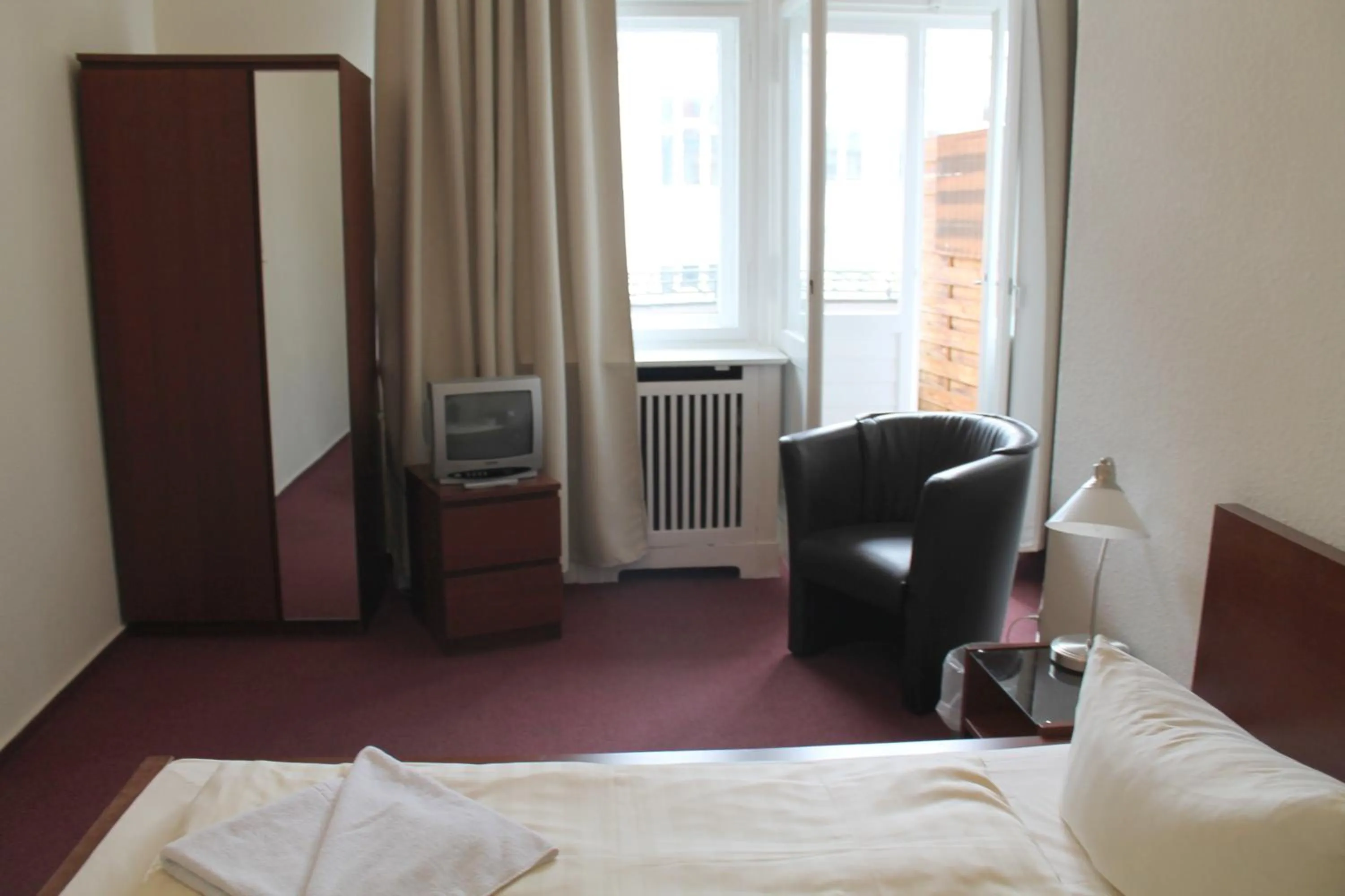 Photo of the whole room, Bed in Hotel Pension Kima