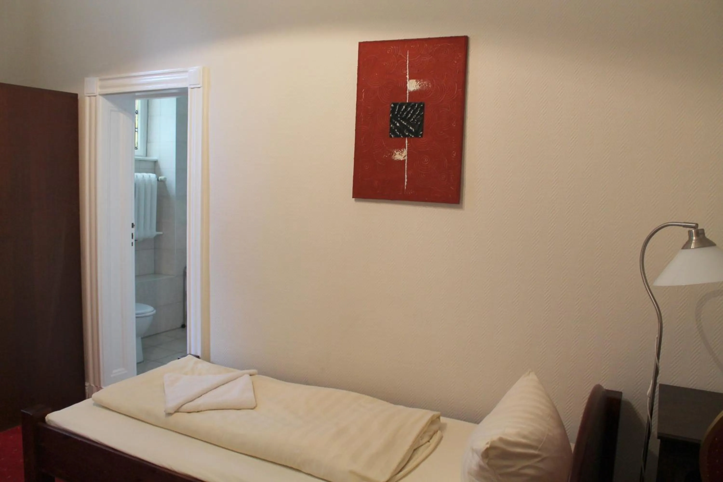 Photo of the whole room, Bed in Hotel Pension Kima