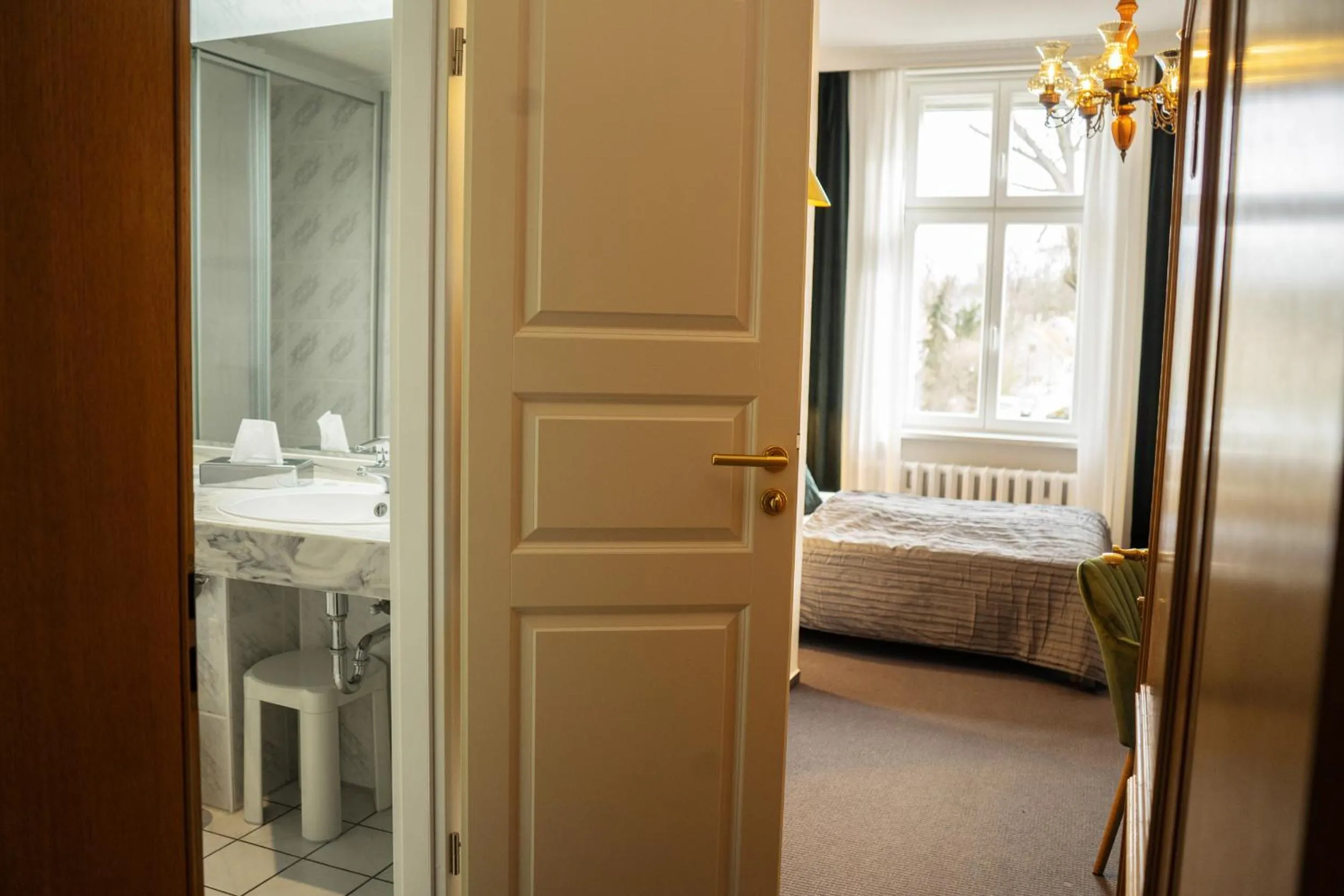 Bathroom, Bed in Hotel & Restaurant Am Alten Rhin