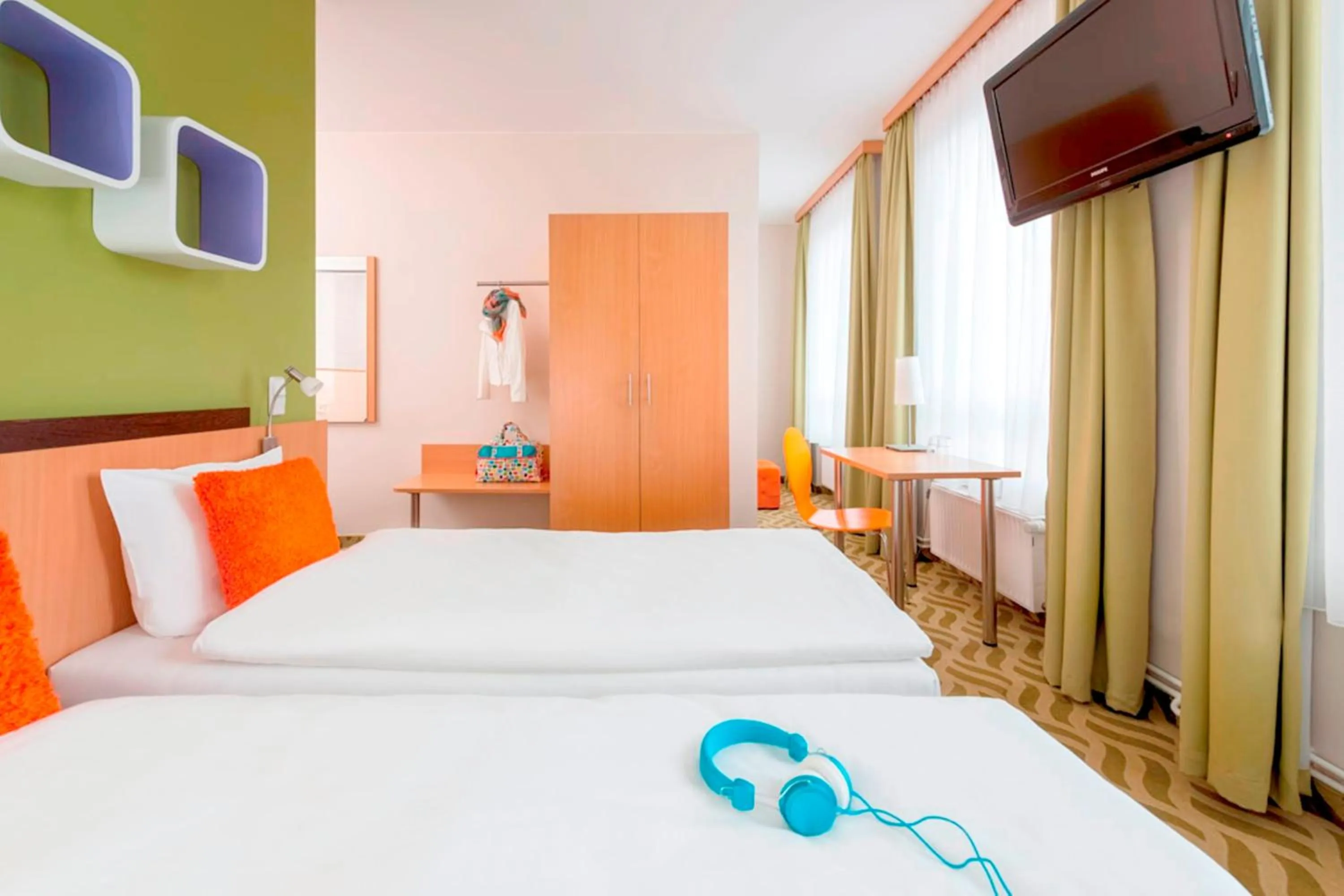 Bed, TV/Entertainment Center in ibis Styles Berlin City Ost