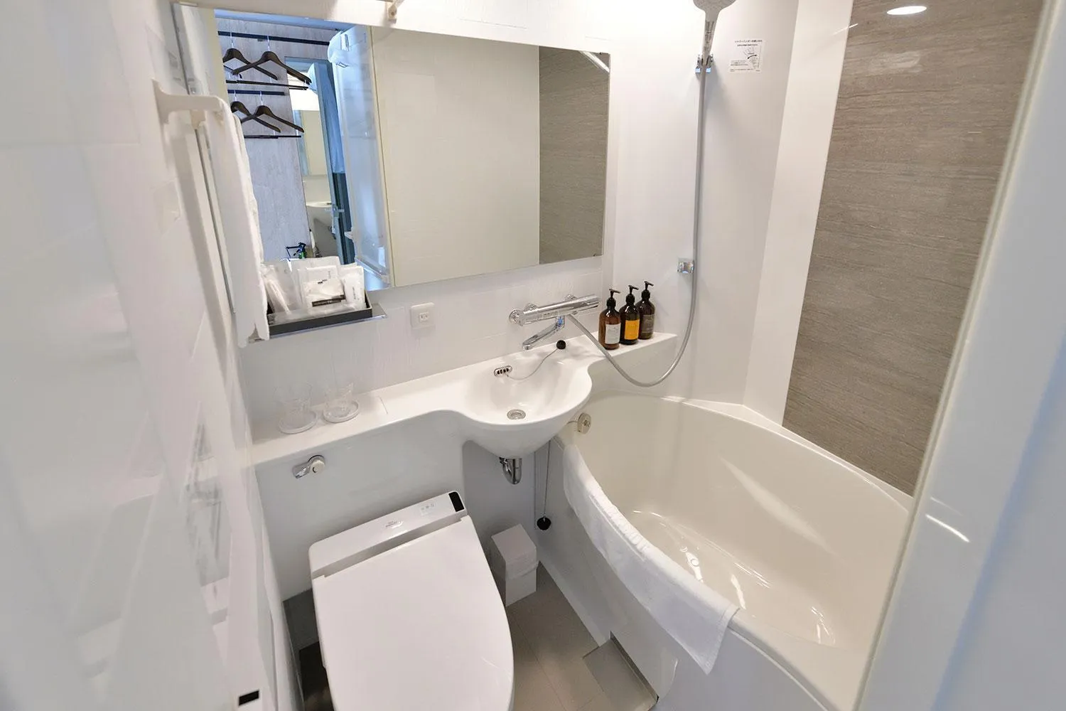 Bathroom in Rembrandt Style Honatsugi