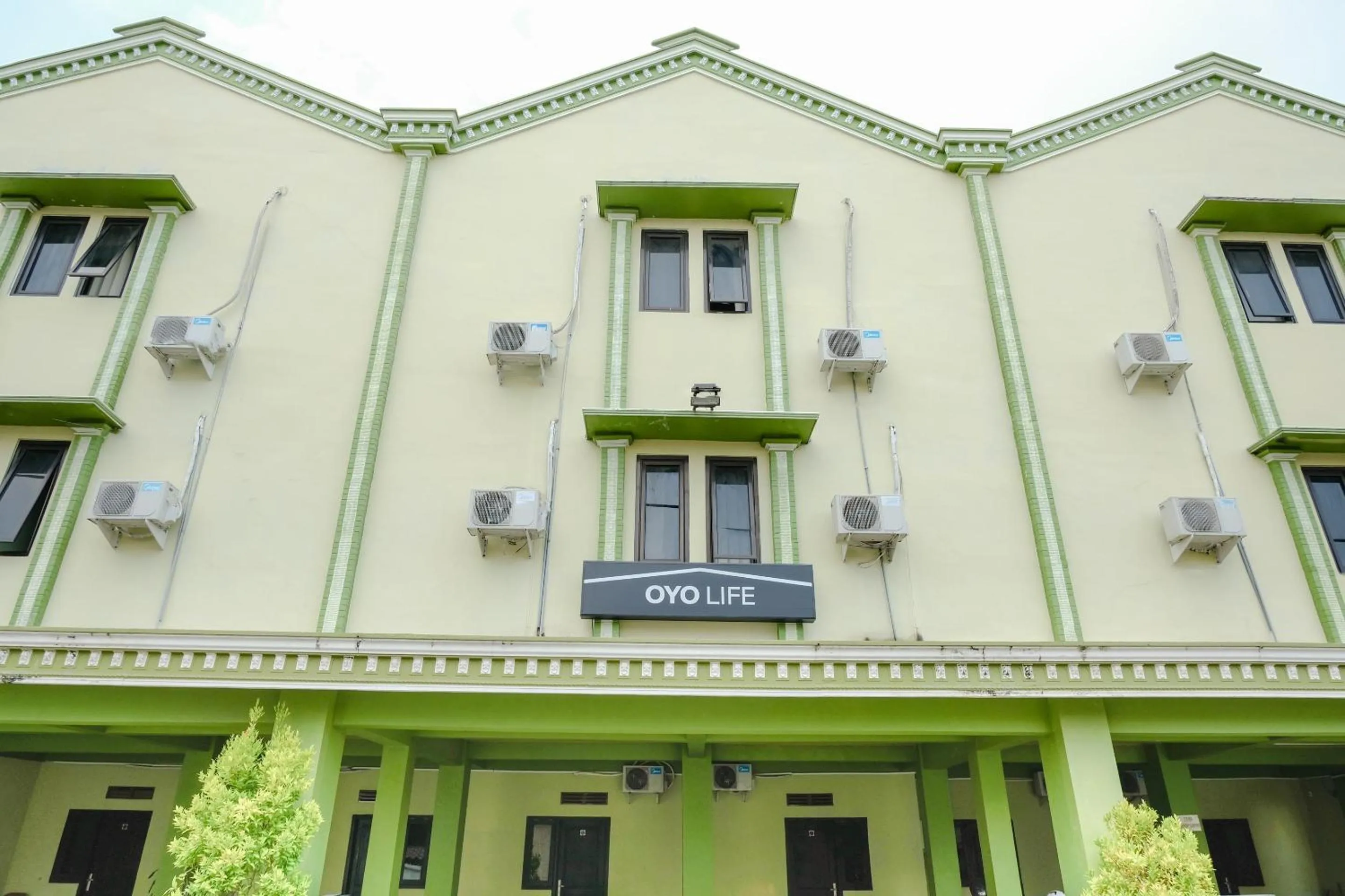 Facade/entrance in OYO Life 2508 Alba Suites Homestay Syariah