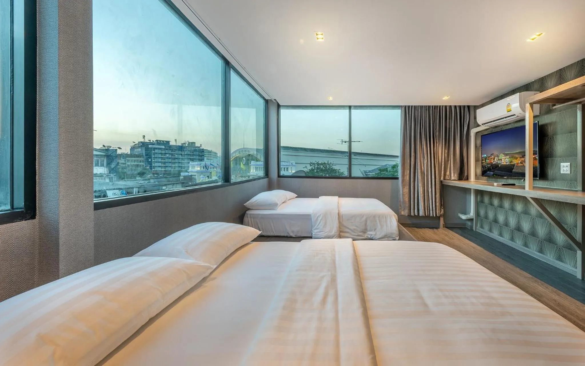 Staff, Bed in Happy Station Bangkok