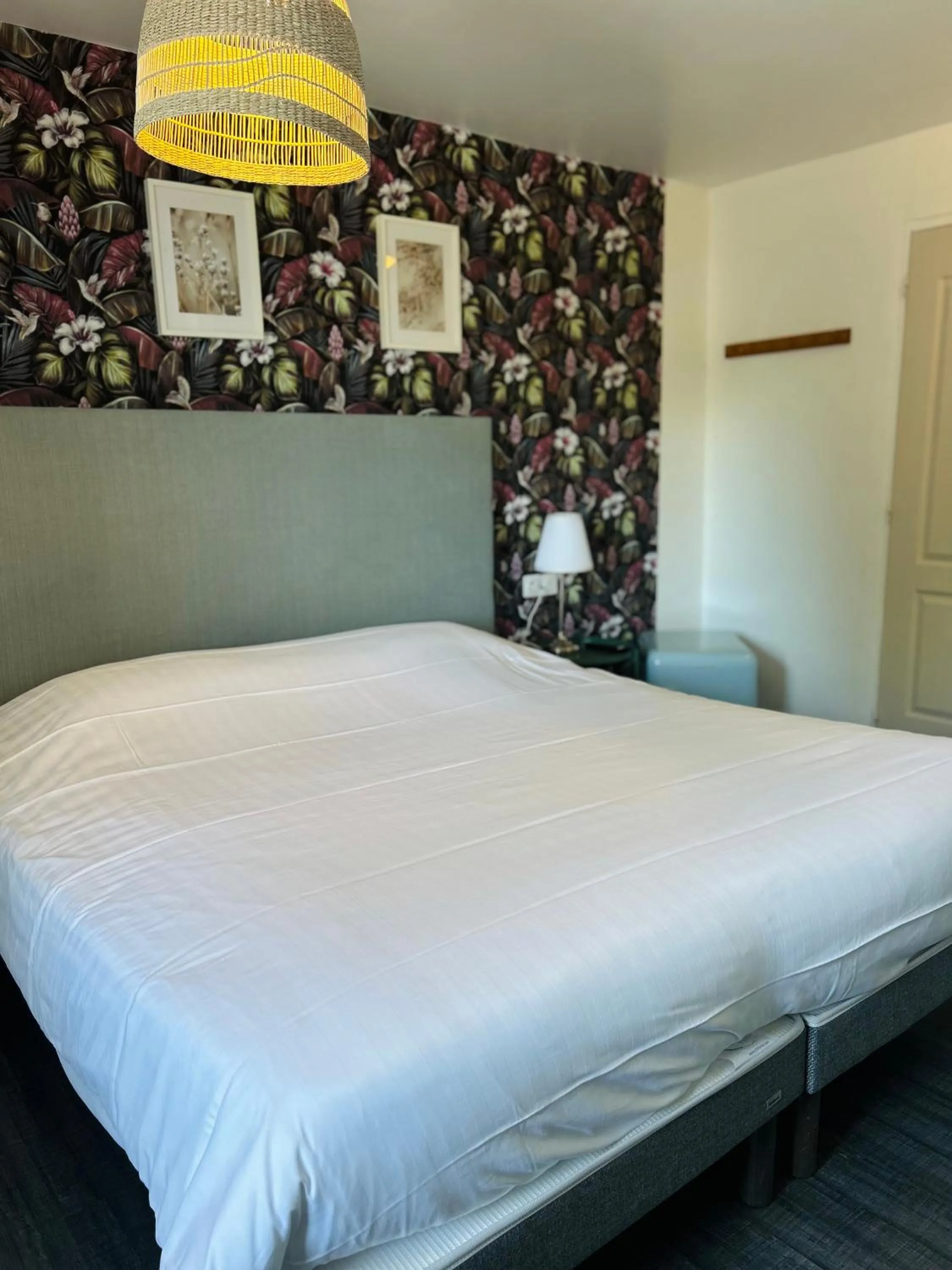 Bed in Hôtel Le Lys