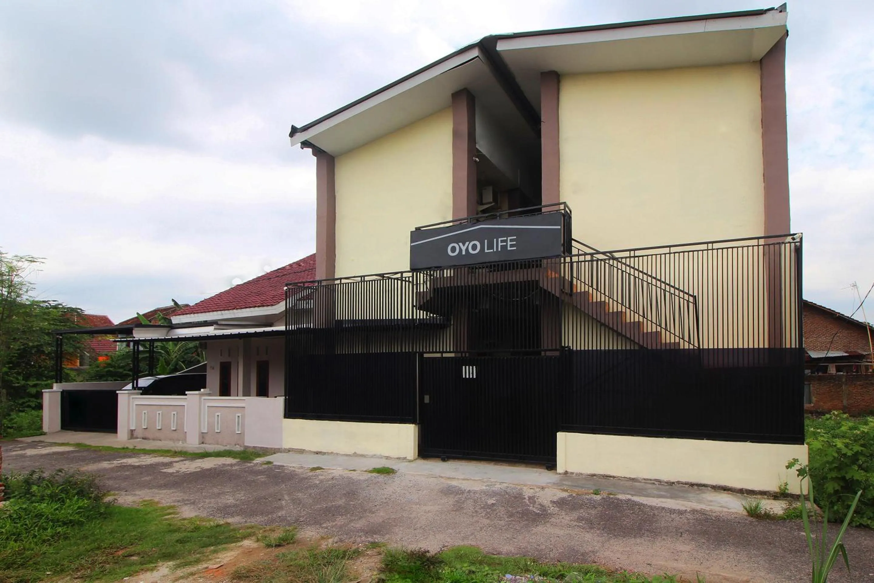 Facade/entrance in OYO Life 2273 Pratama Homestay