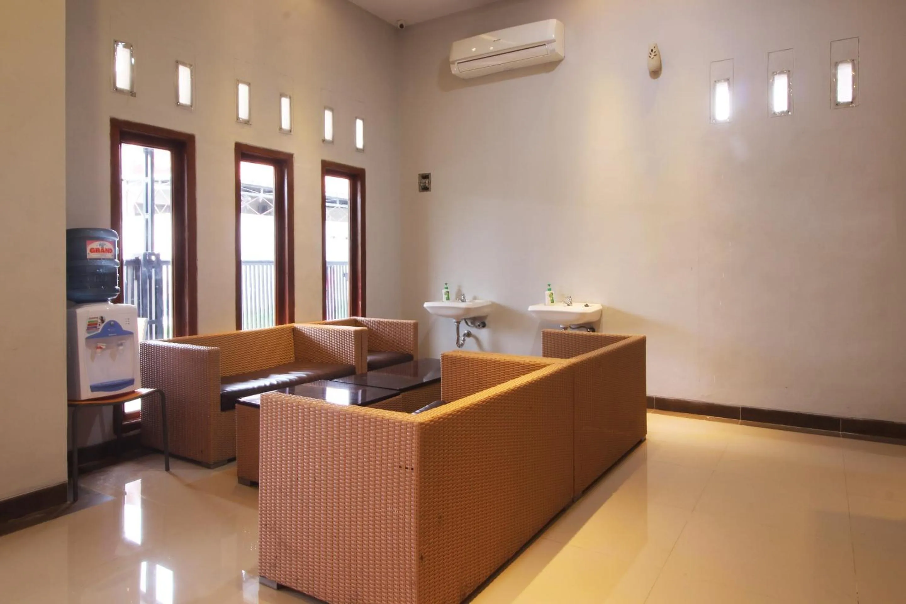 Lobby or reception in OYO Life 2273 Pratama Homestay