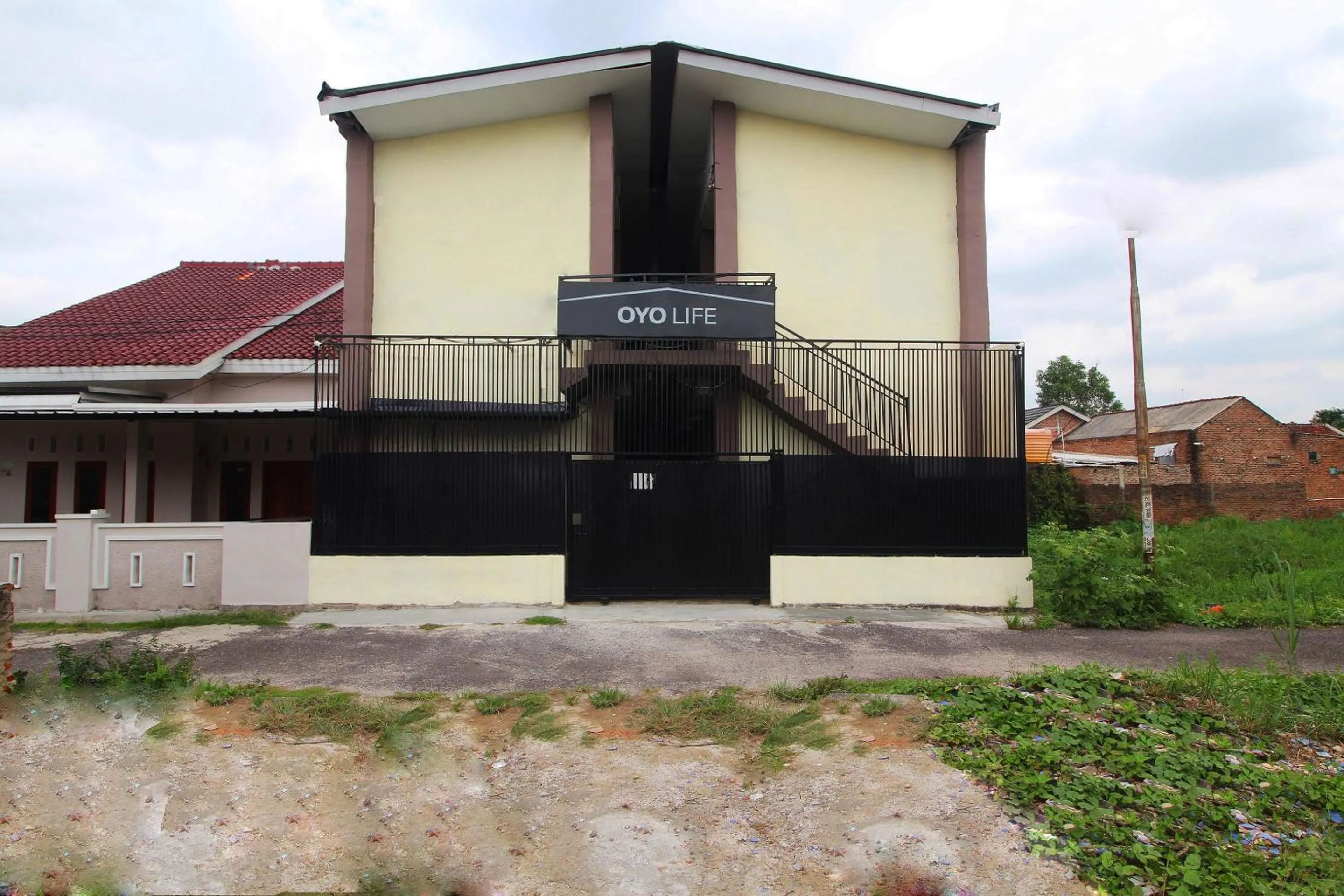 Facade/entrance in OYO Life 2273 Pratama Homestay