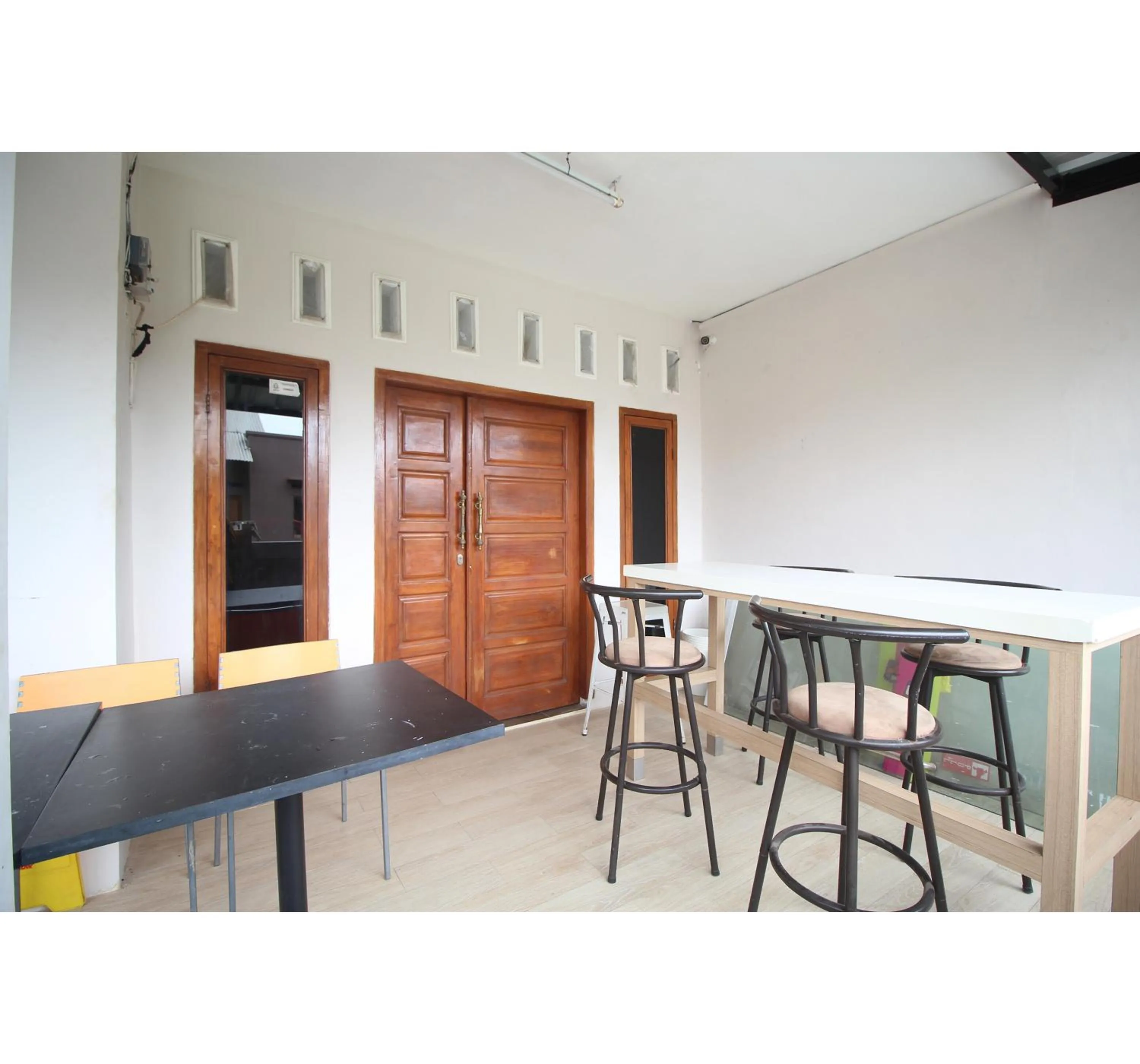 Seating area in OYO Life 2273 Pratama Homestay