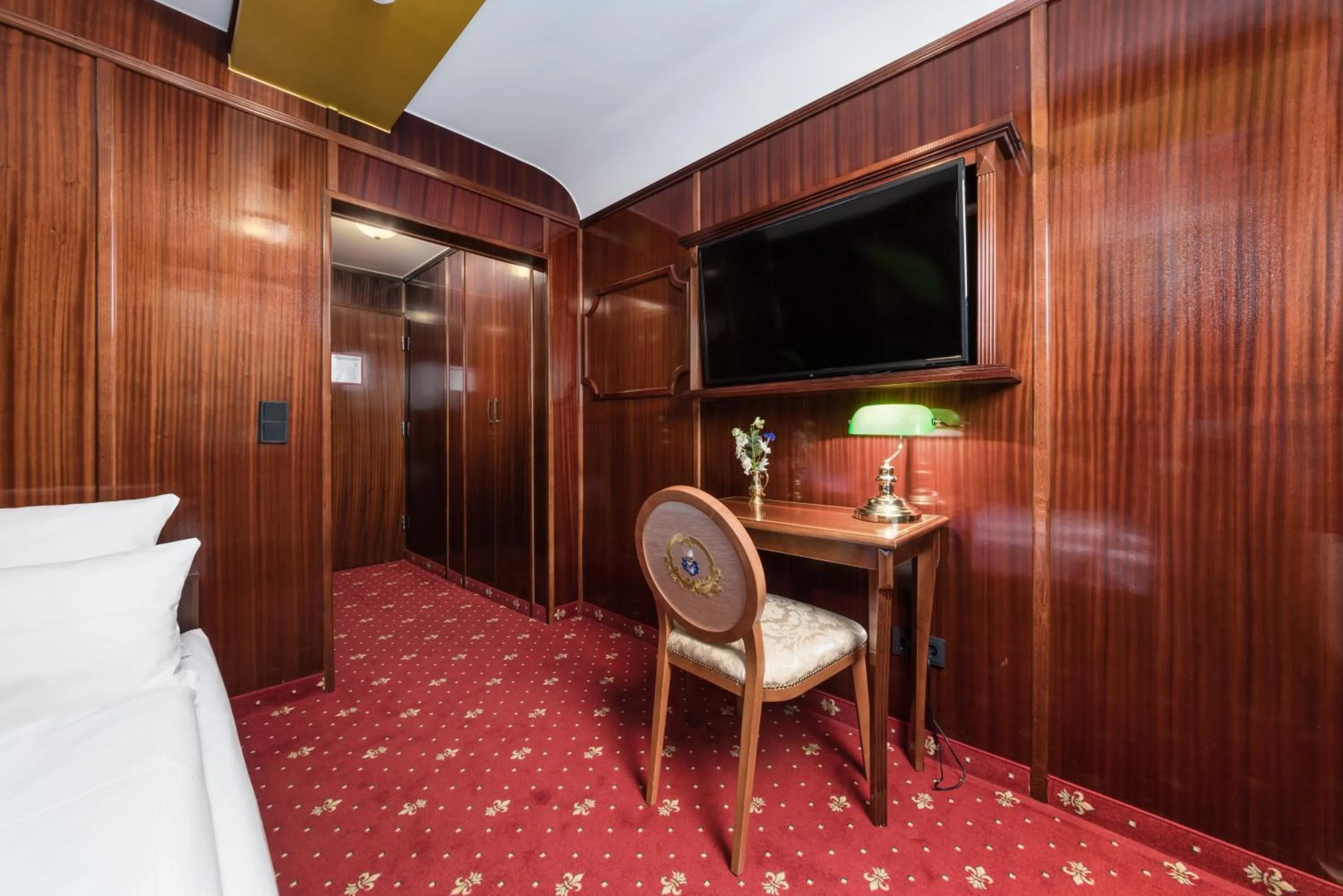Photo of the whole room, Bed in Hôtel du Train