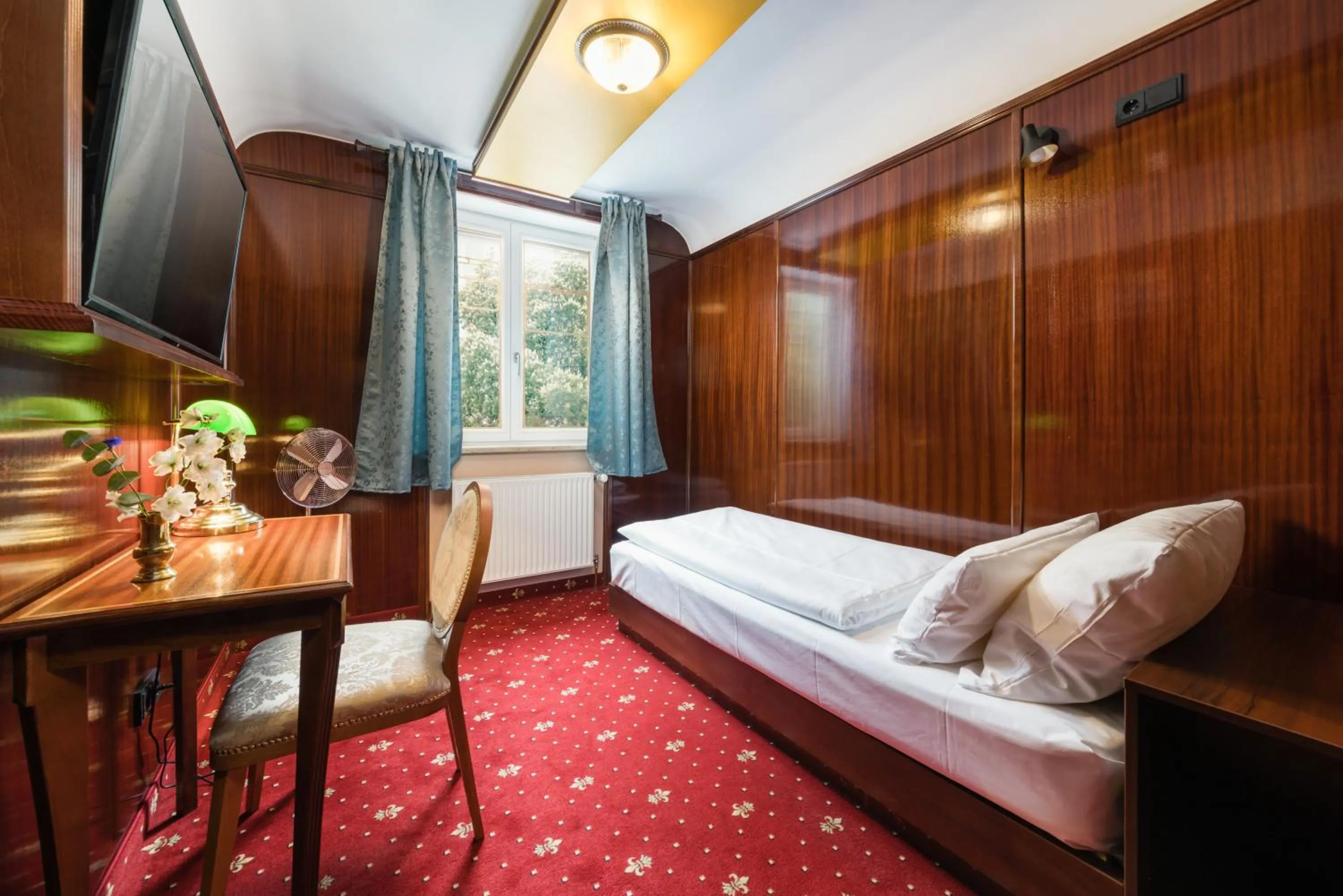 Photo of the whole room, Bed in Hôtel du Train