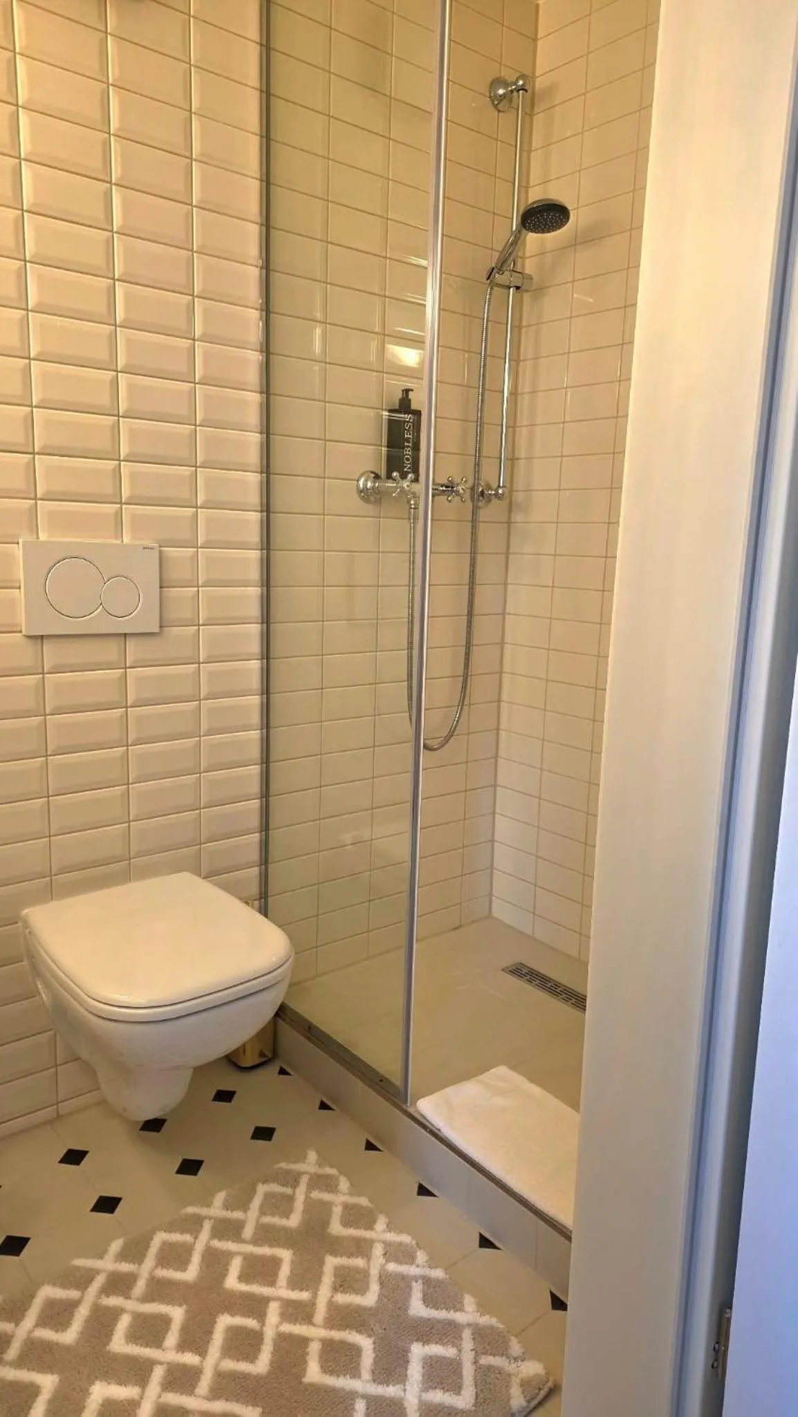 Shower in Hôtel du Train