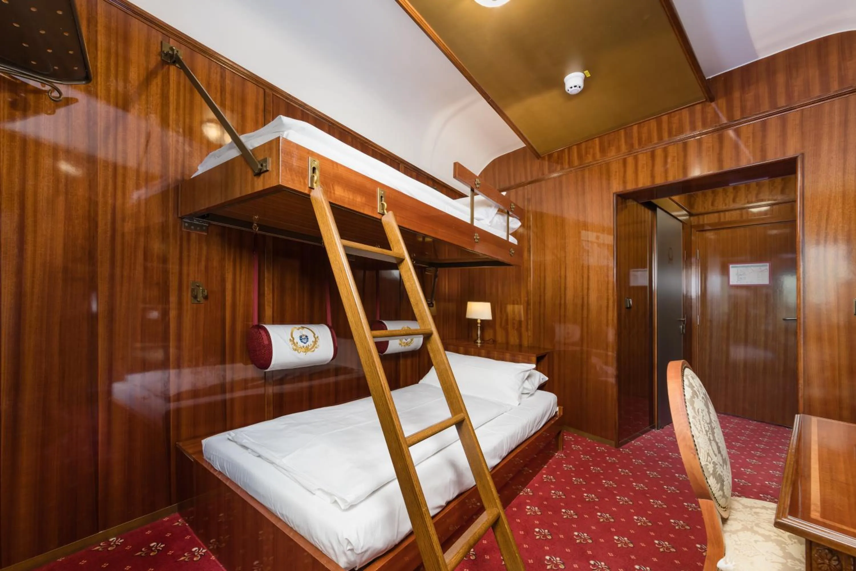 bunk bed, Bed in Hôtel du Train