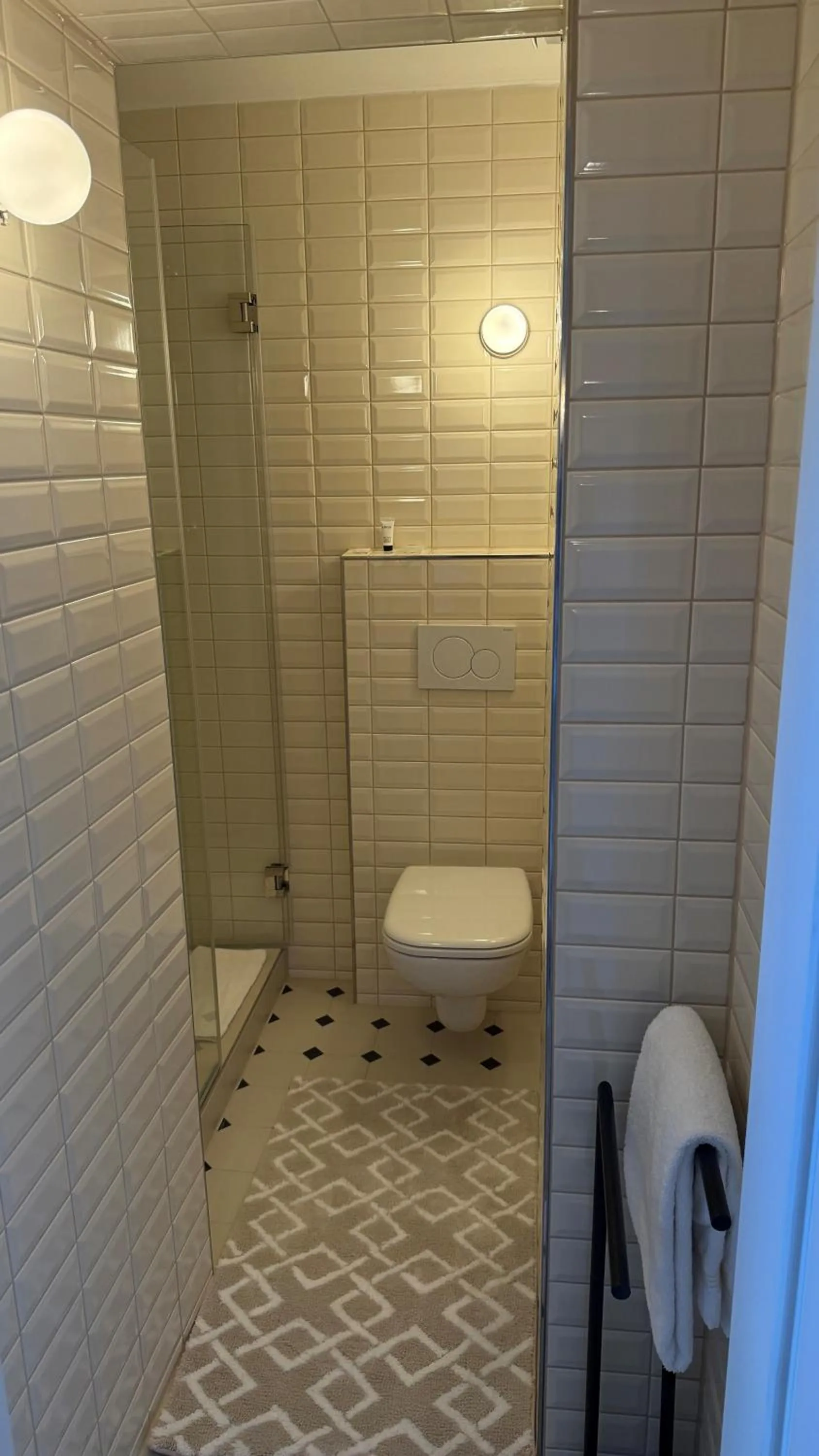 Shower in Hôtel du Train