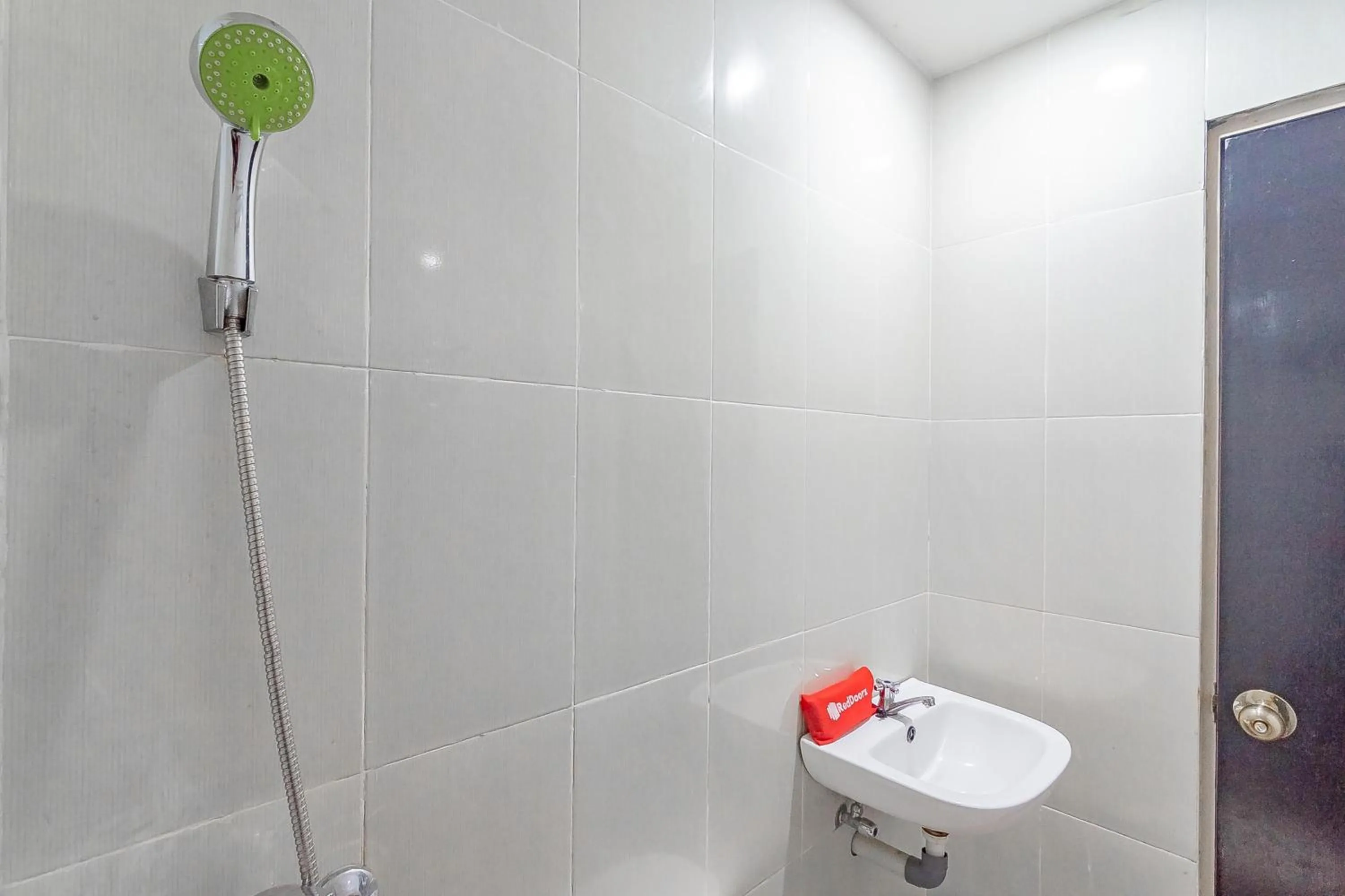 Bathroom in RedDoorz at Rajawali KM 5 Palangkaraya