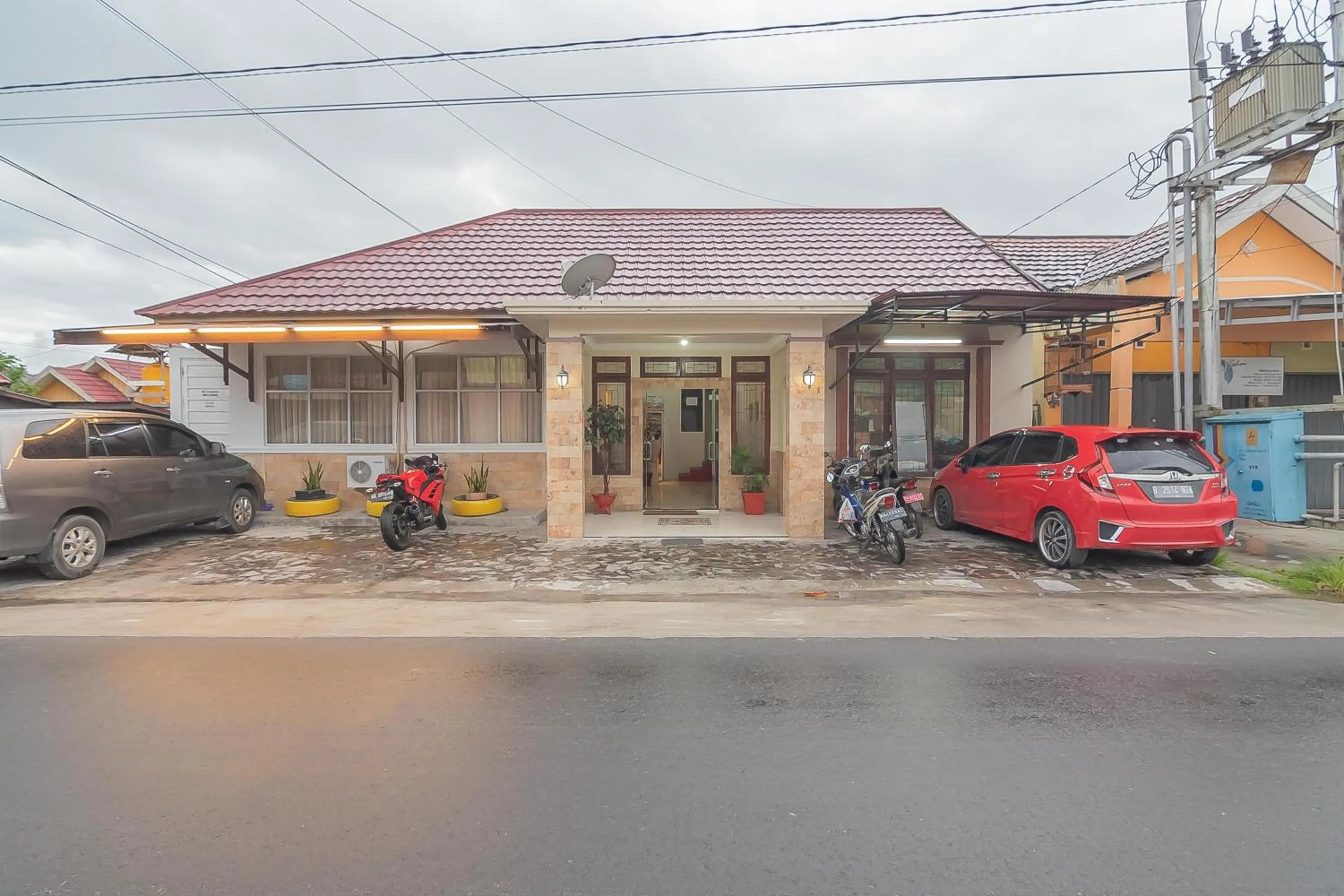 Facade/entrance in RedDoorz at Rajawali KM 5 Palangkaraya