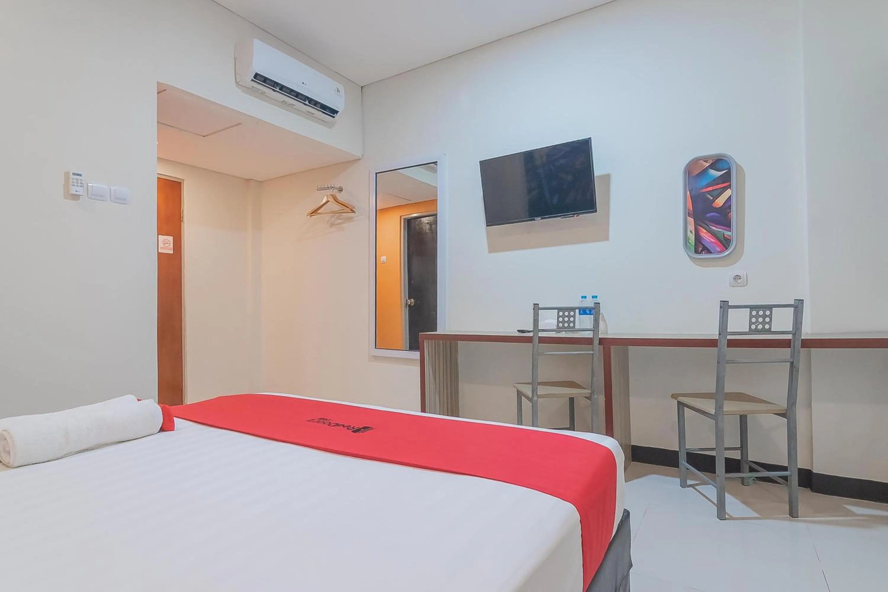 TV and multimedia, Bed in RedDoorz at Rajawali KM 5 Palangkaraya