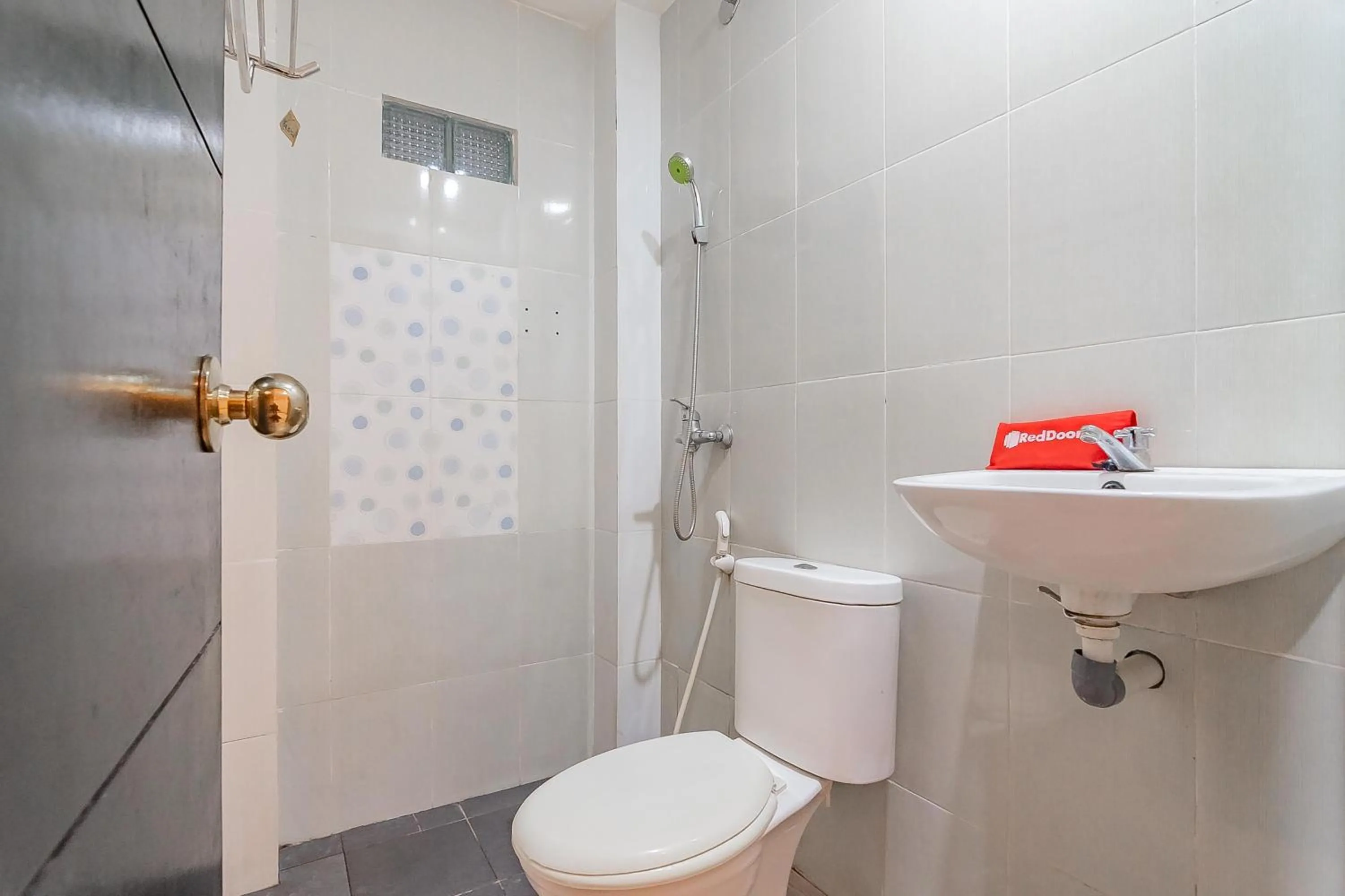 Bathroom in RedDoorz at Rajawali KM 5 Palangkaraya