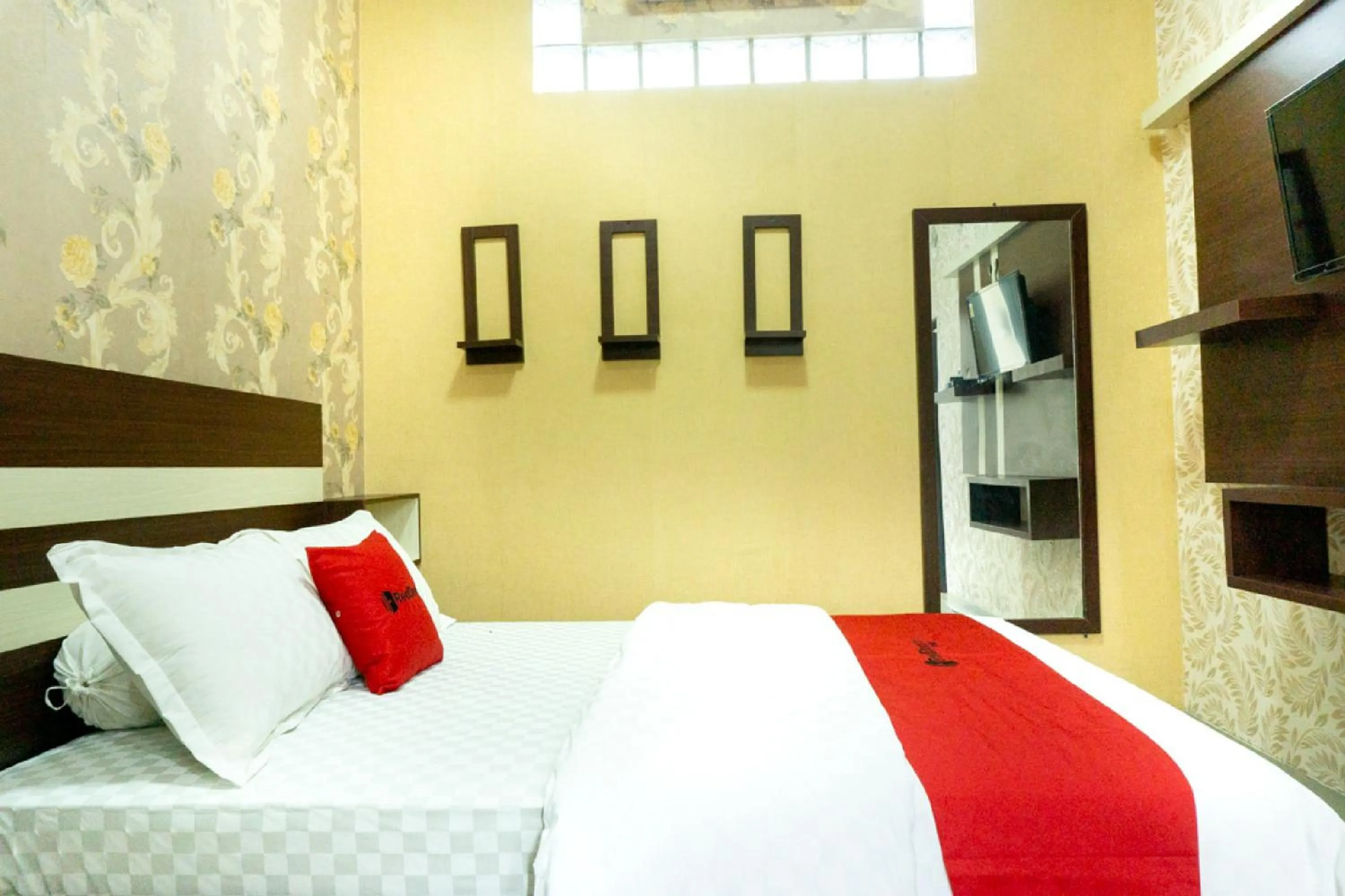 Bedroom, Bed in RedDoorz near Benteng Van Den Bosch