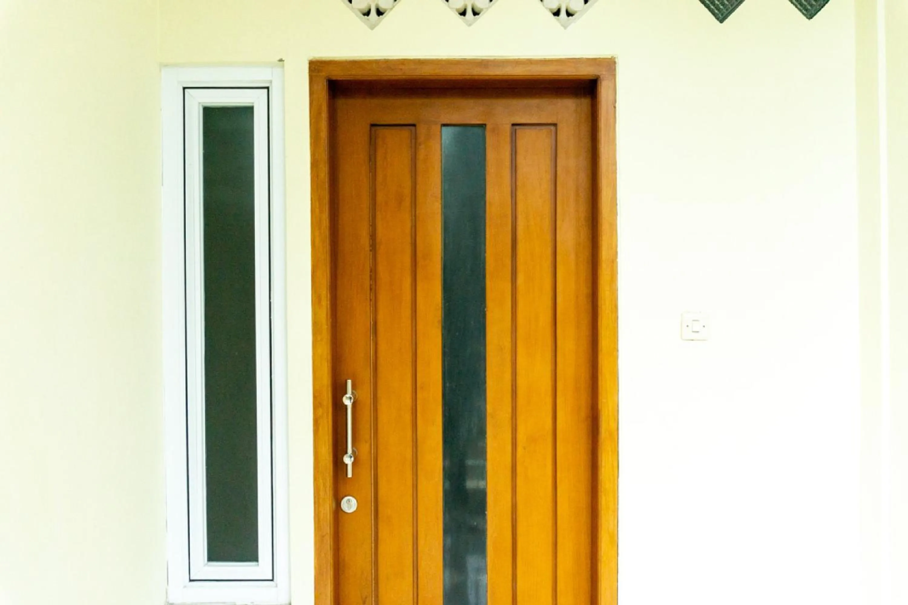 Facade/entrance in RedDoorz near Benteng Van Den Bosch