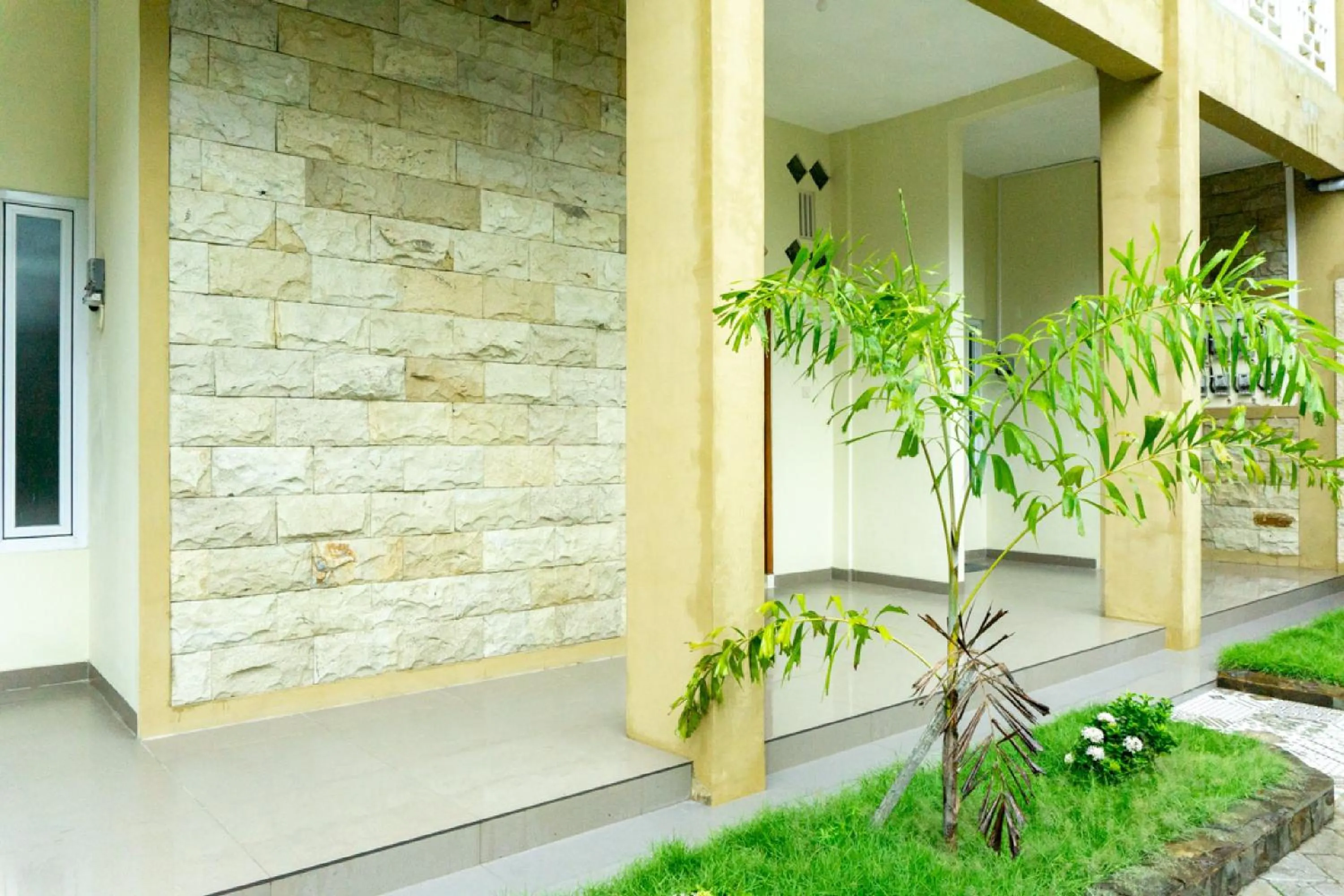 Patio in RedDoorz near Benteng Van Den Bosch