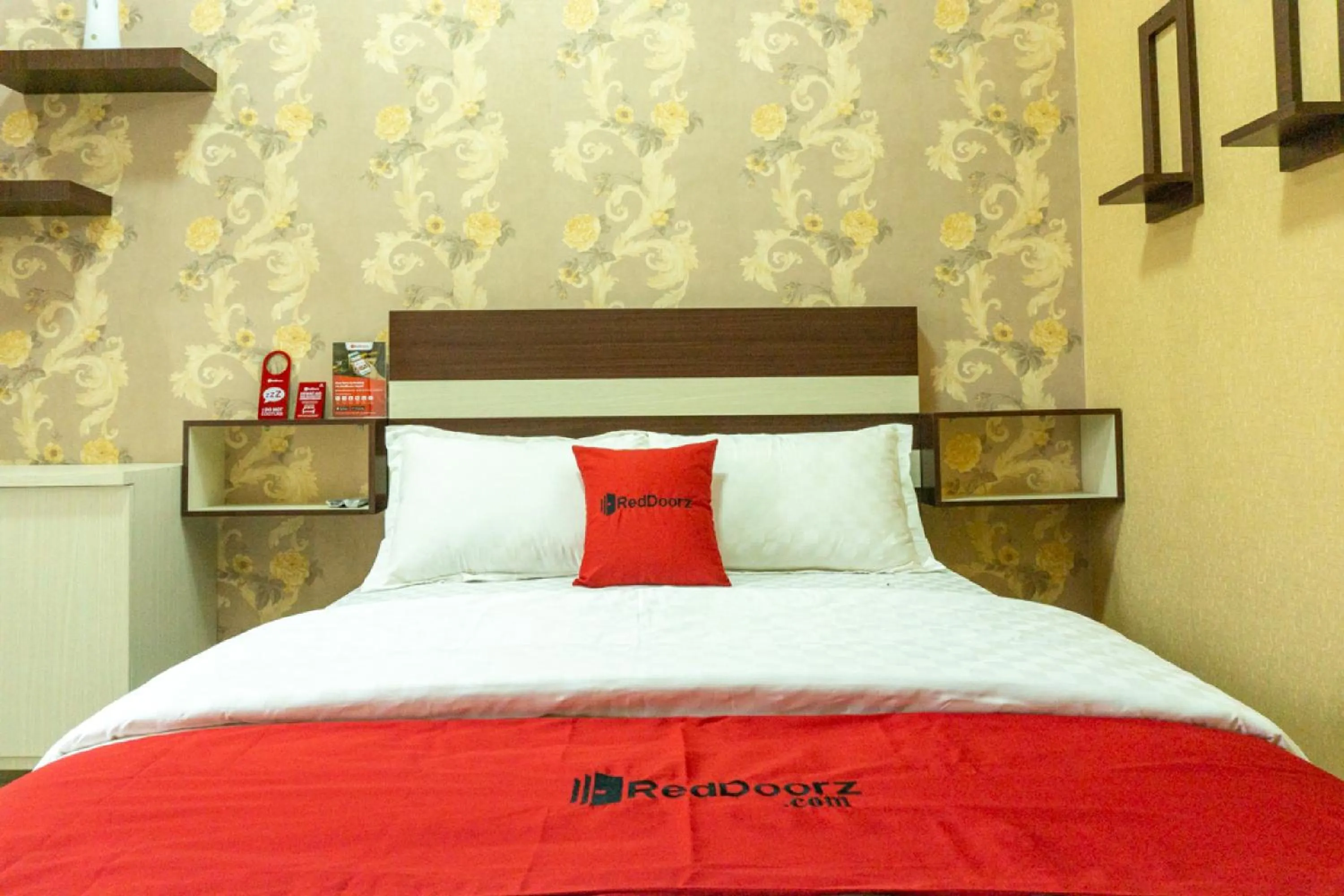 Bedroom, Bed in RedDoorz near Benteng Van Den Bosch