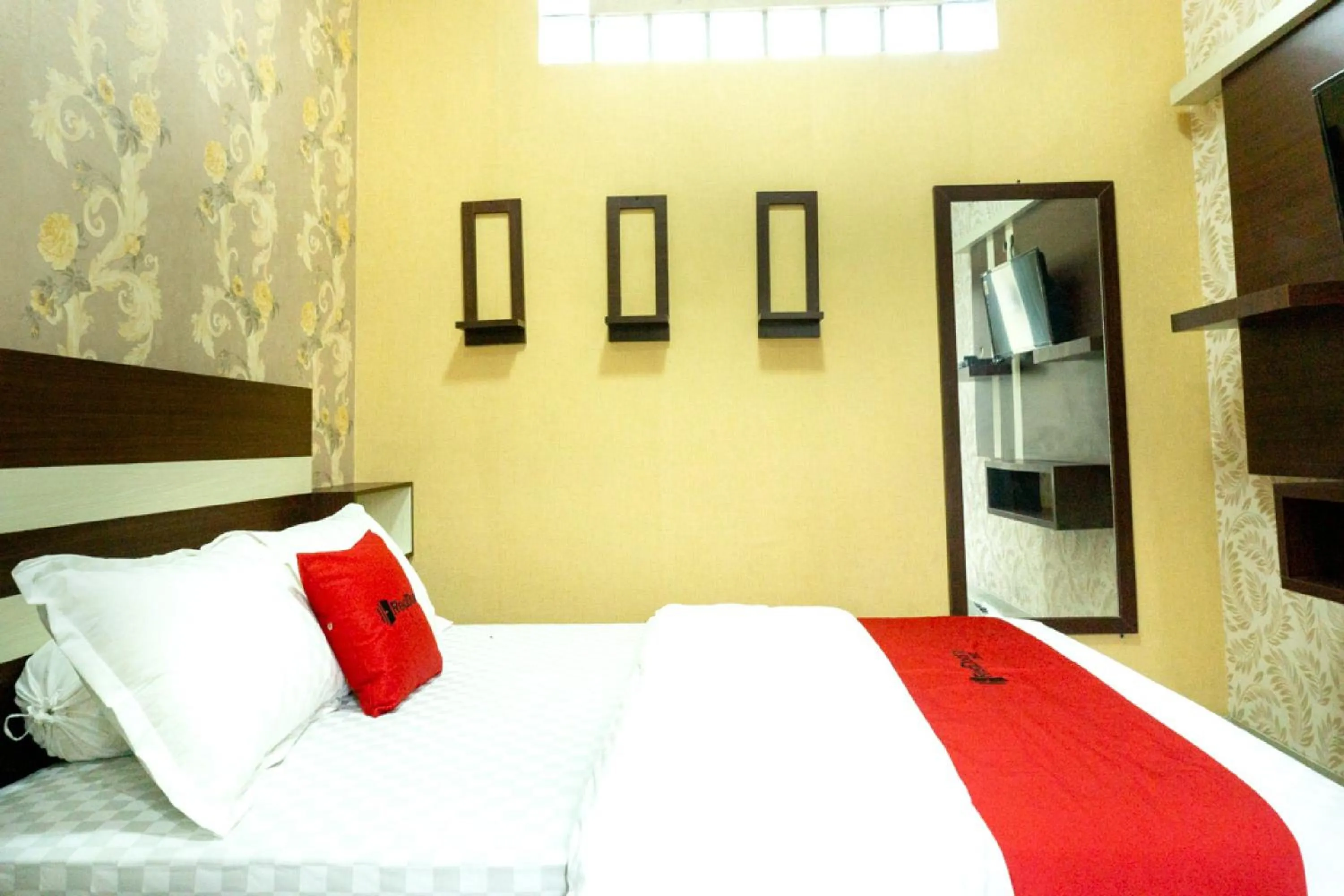 Bedroom, Bed in RedDoorz near Benteng Van Den Bosch