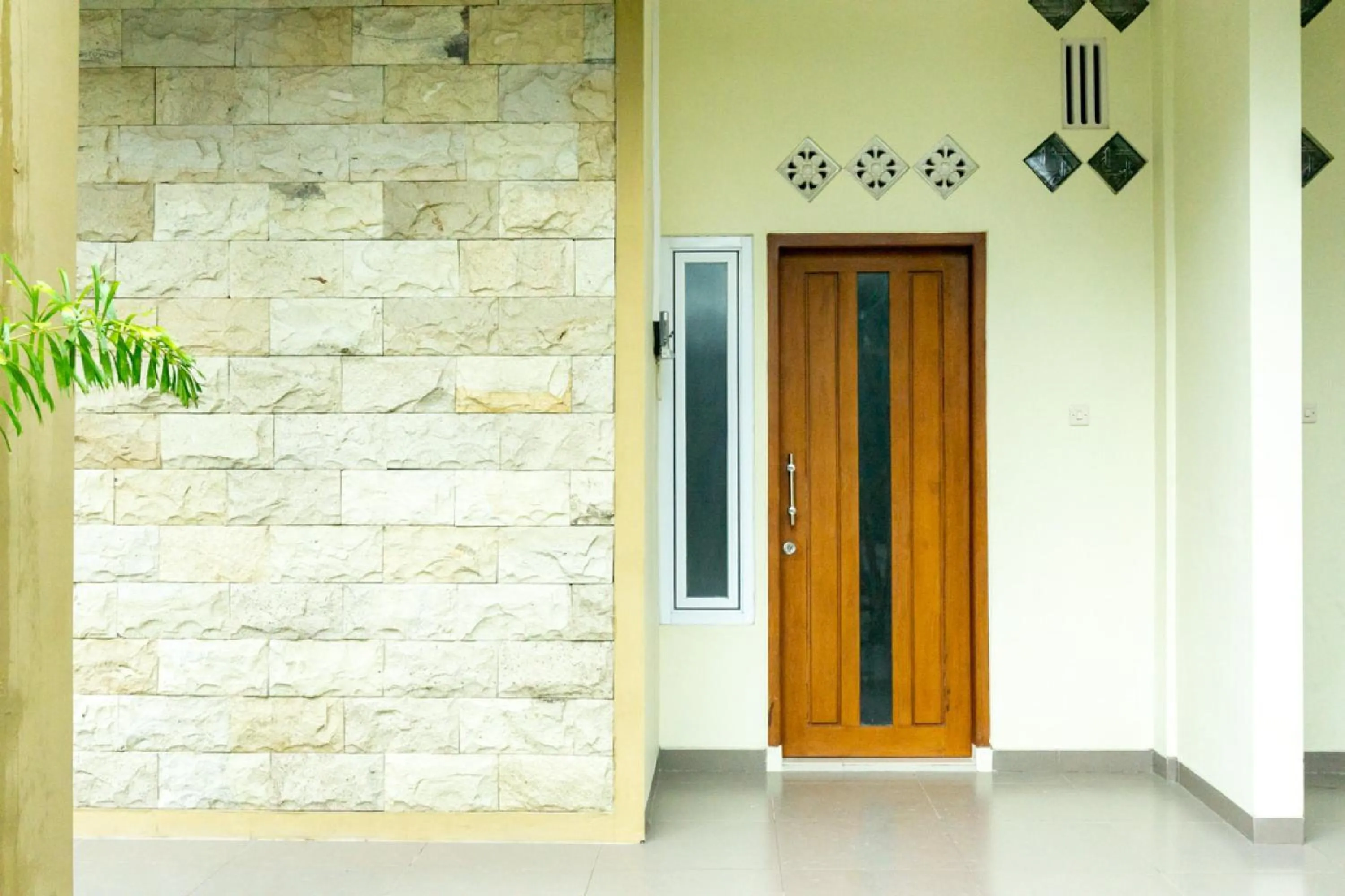 Facade/entrance in RedDoorz near Benteng Van Den Bosch