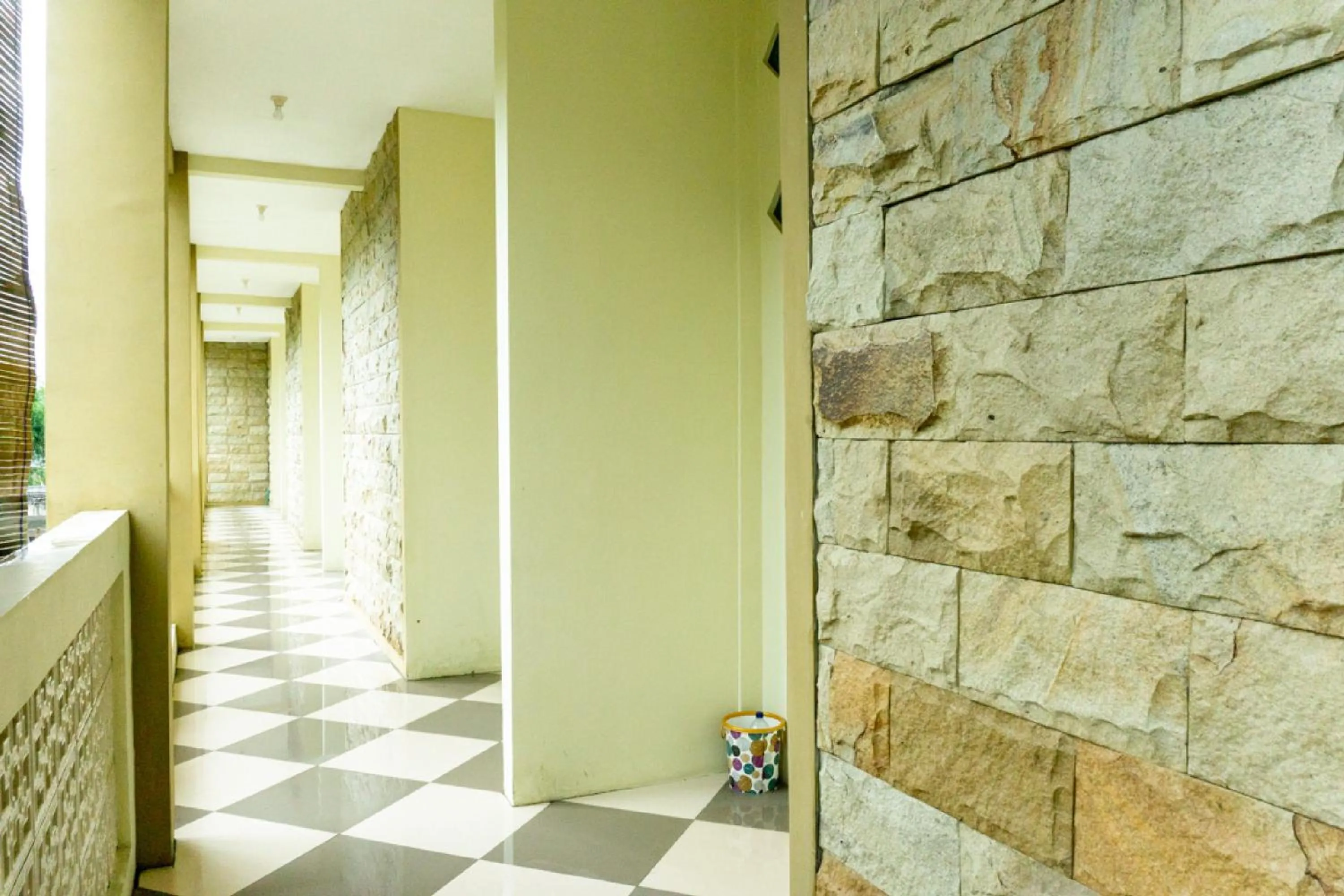 Area and facilities in RedDoorz near Benteng Van Den Bosch