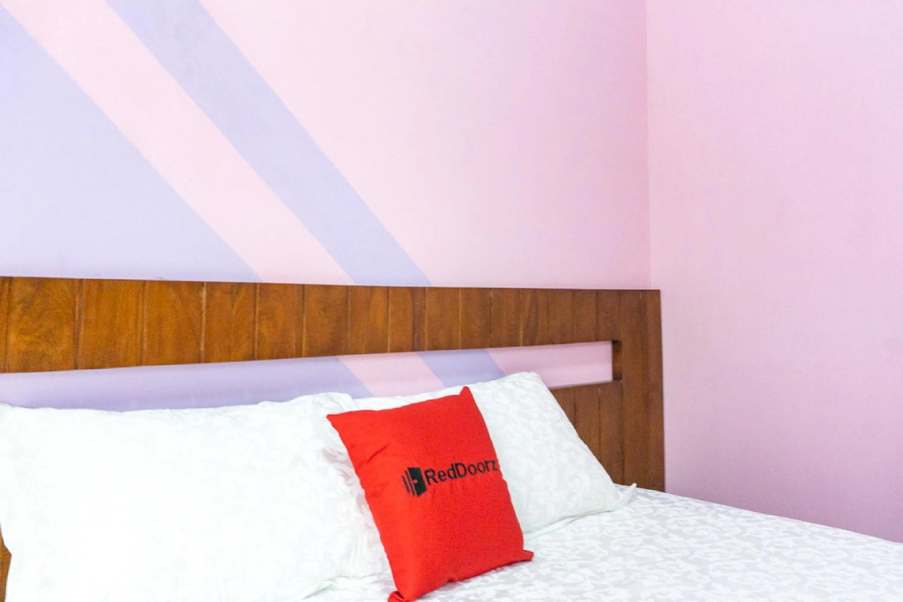 Bedroom, Bed in RedDoorz near Benteng Van Den Bosch