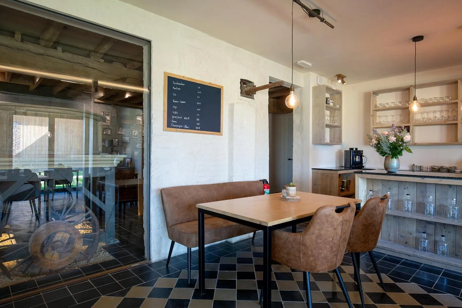 Dining area in B&B Langeveldemolen