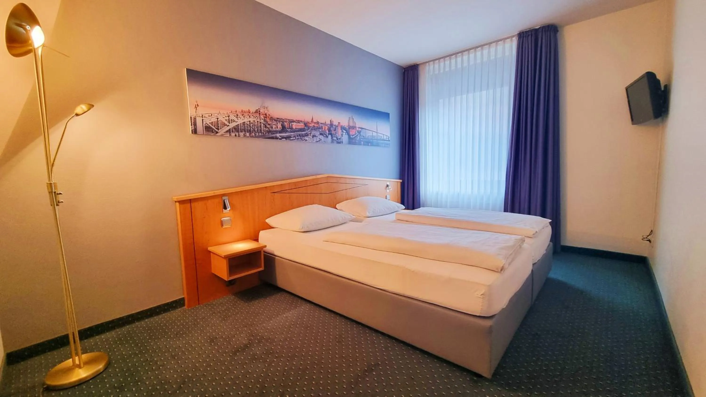 Photo of the whole room, Bed in Hotel Panorama Hamburg-Harburg