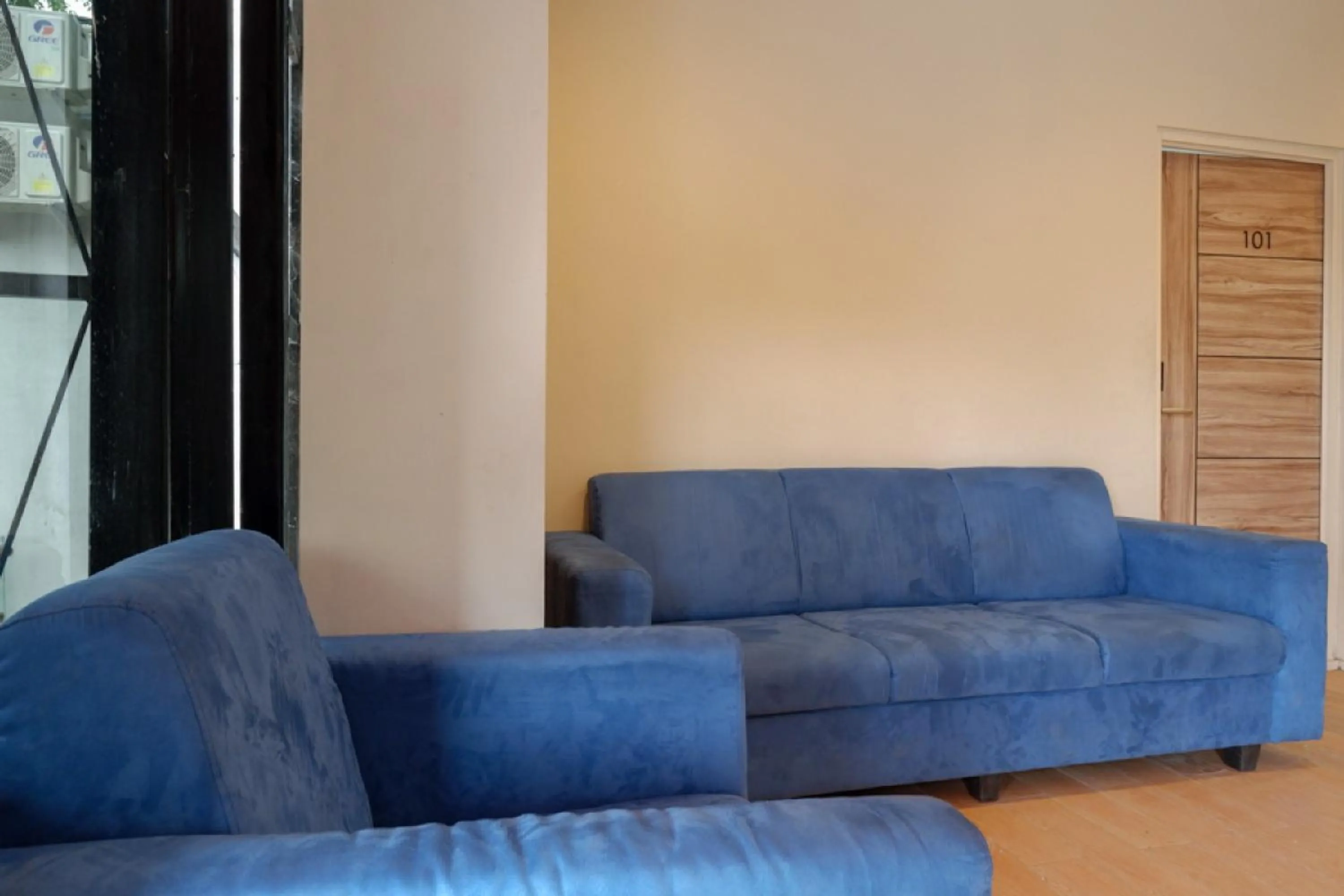 Living room in RedDoorz @ Jalan Kartini Semarang