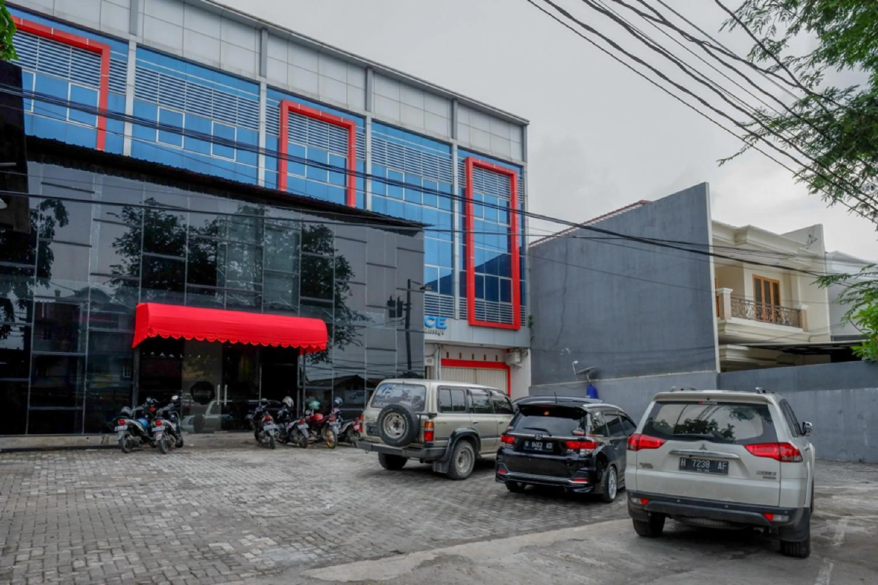 Facade/entrance in RedDoorz @ Jalan Kartini Semarang