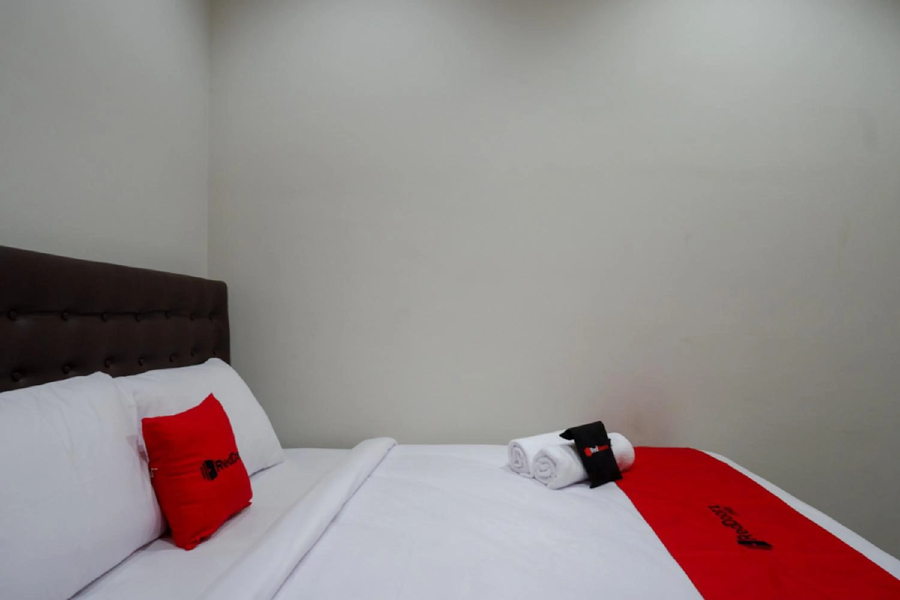 Bedroom, Bed in RedDoorz @ Jalan Kartini Semarang