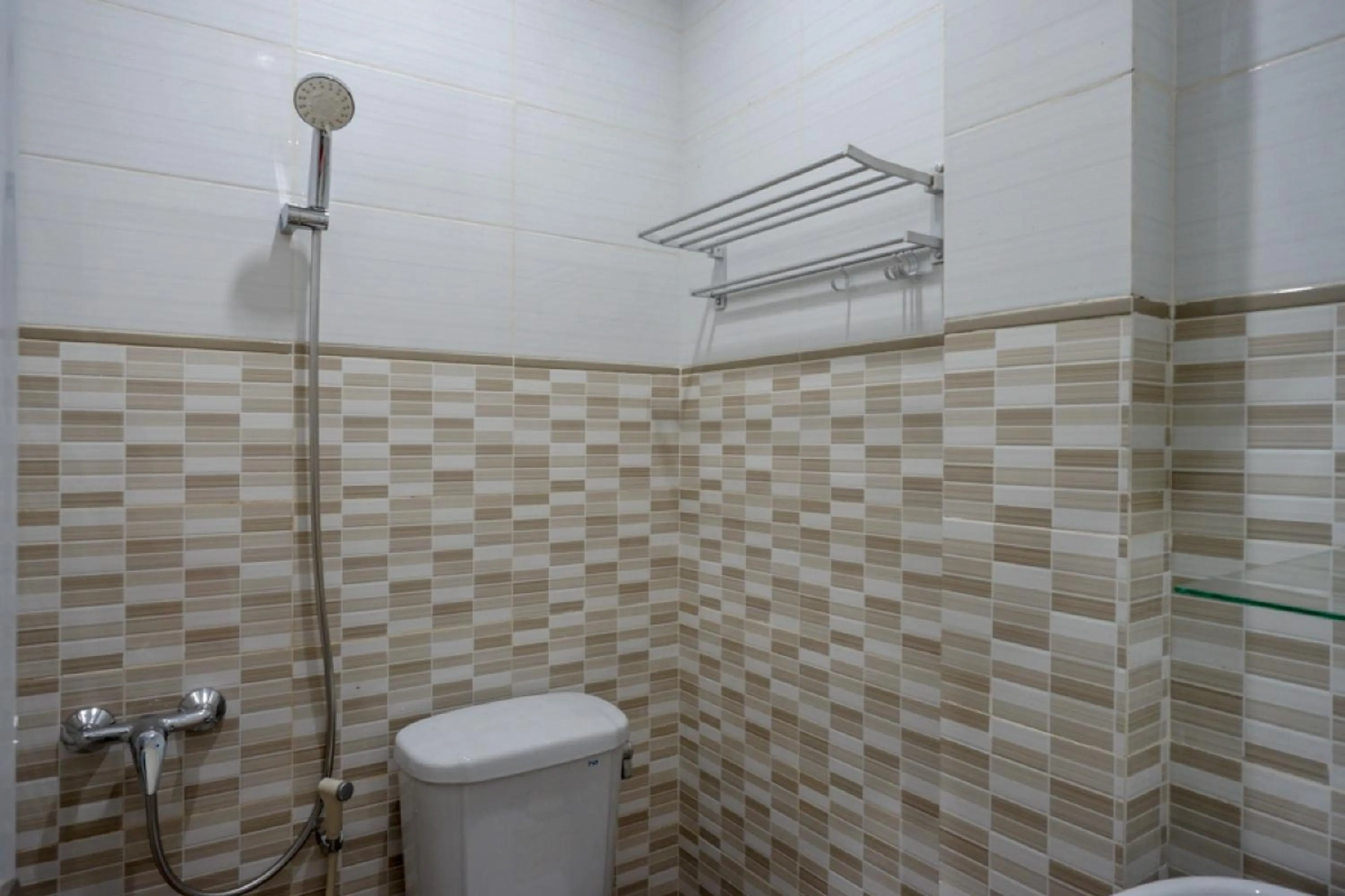 Bathroom in RedDoorz Hostel near Kota Lama Semarang