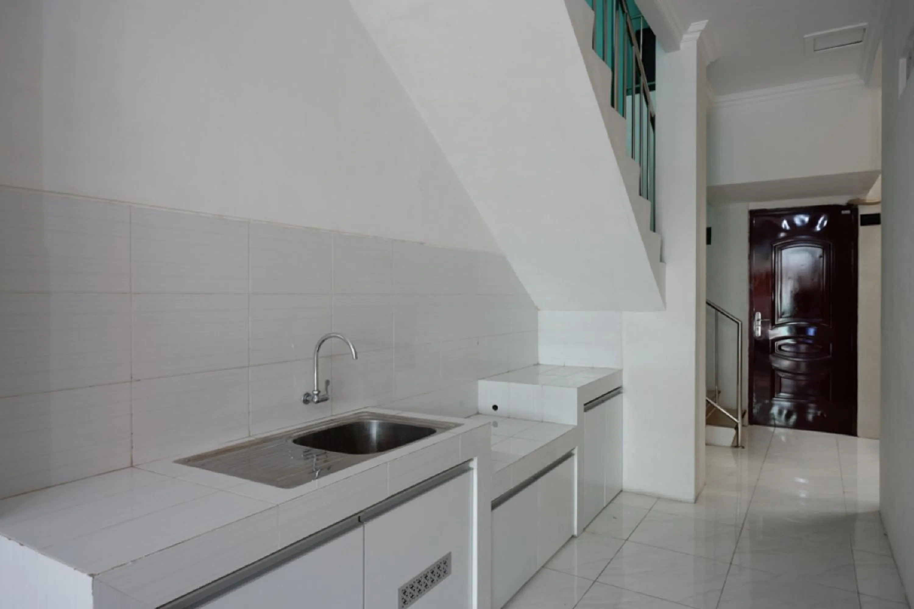 Kitchen or kitchenette in RedDoorz Hostel near Kota Lama Semarang