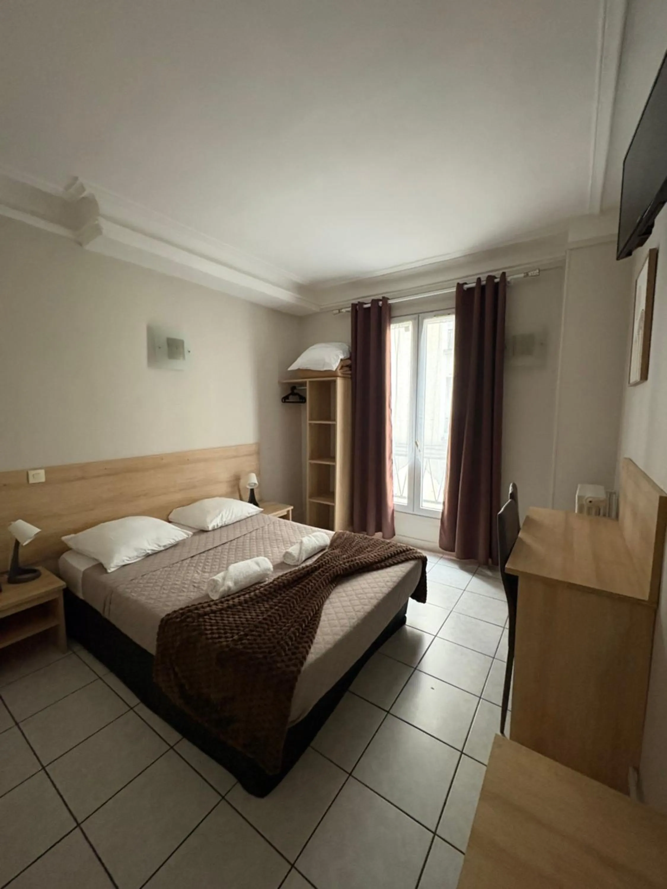 Bed in HOTEL DU MONT LOUIS